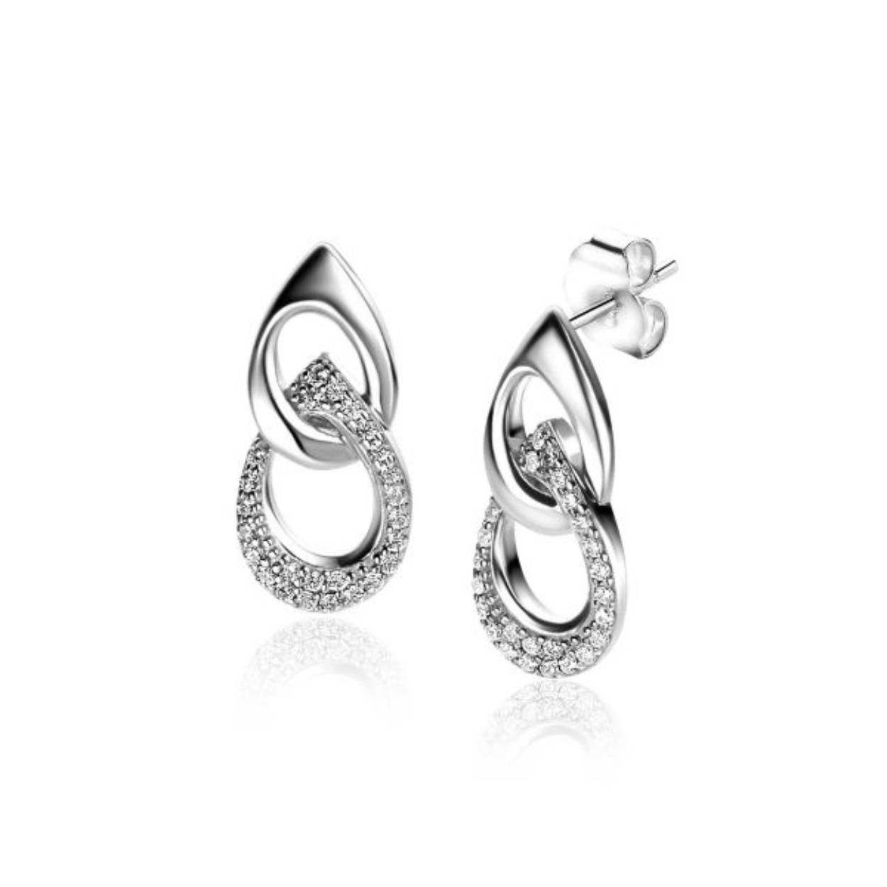 ZINZI zilveren elegante oorstekers (20mm) met twee open peervormige schakels. De onderste schakel is bezet met witte zirconia's. Exclusief ontworpen door mode-ontwerper Mart Visser. De oorstekers hebben een vlindersluiting en dragen herkenbaar de signatuur van Mart Visser. Vervaardigd van eerste gehalte zilver (925) en met extra rodiumlaag voor een langdurige glans.