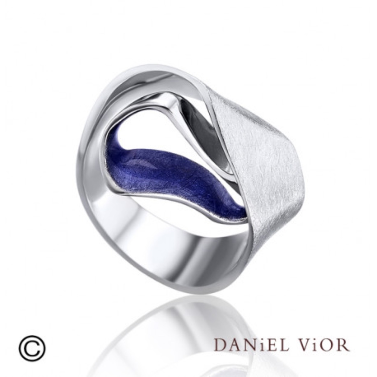 Zilveren ring van DANiEL ViOR model Sipho. Met blauw emaille 