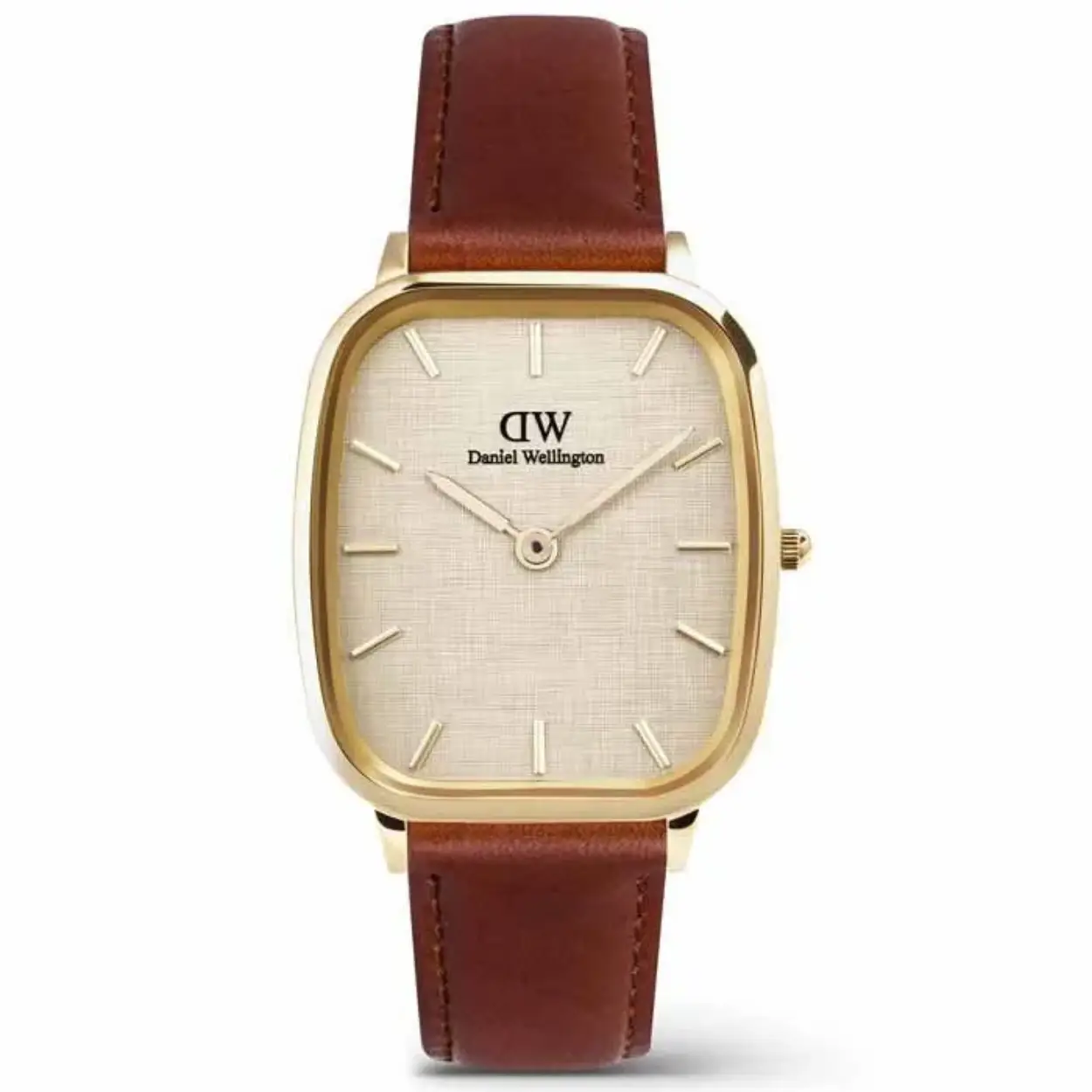 Dit gloednieuwe Daniel Wellington Marlon Sheffield Linen horloge is voorzien van verschillende vintage-geïnspireerde details. De gold plated edelstalen ‘Cushion' vormige kast van 32 mm bij 36,3 mm doet denken aan de klassieke vintage herenhorloges. Het horloge heeft een cognac kleur leren band en tegelijkertijd versterkt het linnen reliëfprint op de wijzerplaat het nostalgische ontwerp, waardoor hij elegant en tijdloos is en een perfecte stijlklassieker voor elke gelegenheid en elk type look. Het Marlon Sheffield Linen horloge heeft een quartz uurwerk, mineraal glas en is 3 ATM waterbestendig