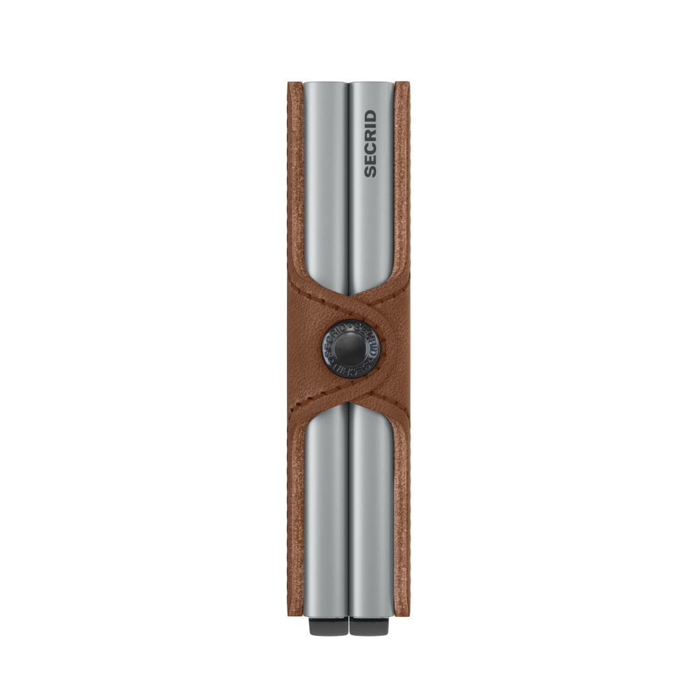 Twinwallet Vintage Cognac Brown is van gecorrigeerd leer, gemaakt in Nederland van Europese runderhuiden. Bezoek onze leerpagina voor meer informatie over leereigenschappen, ons productieproces en verzorgingsinstructies.

Draagt
8 verdikte of 12 platte kaarten
4 extra kaarten
Bankbiljetten
Visitekaartjes
Bonnetjes
Afmetingen en gewicht
70 x 102 x 25 mm
130 g