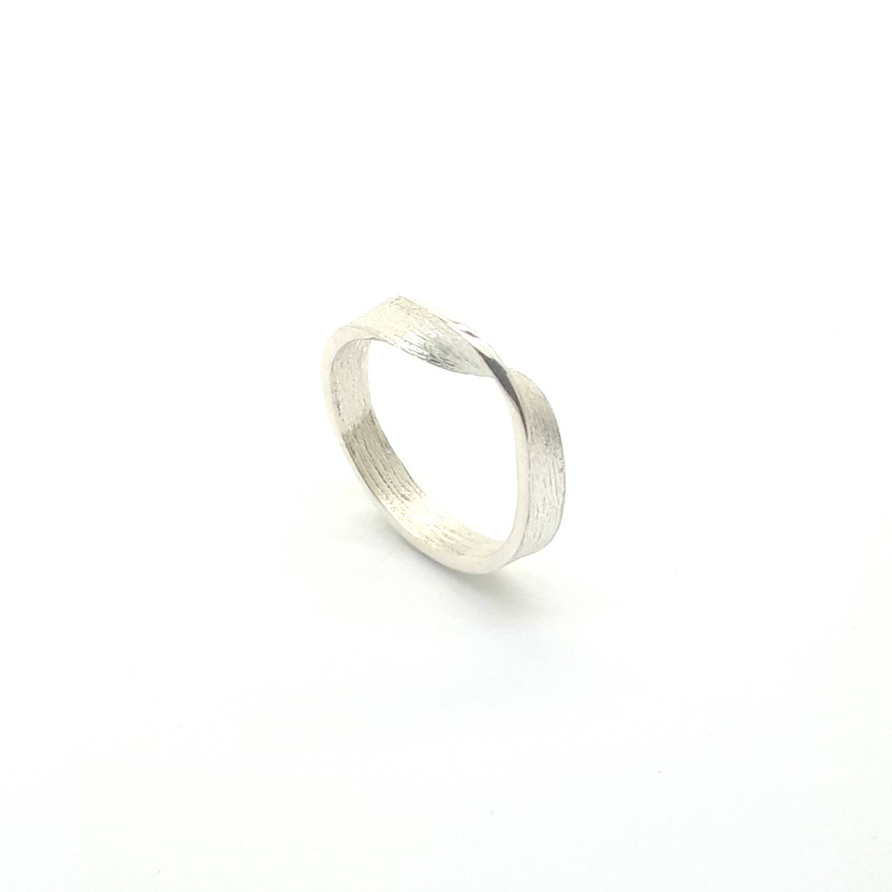 Deze zilveren ring is geïnspireerd op de wereldse steden van onze aarde. Het grote lijnenspel van architectuur en hoogte zie je terug in deze ring.

De afwerking van deze ring is een techniek die we niet vaak hebben gebruikt maar die steeds meer terugkomt in onze nieuwe ateliercollecties.

Maak een afspraak en kom deze sierlijke ring eens passen! Of bestel haar gelijk, dan sturen we deze mooi verpakt naar je toe.