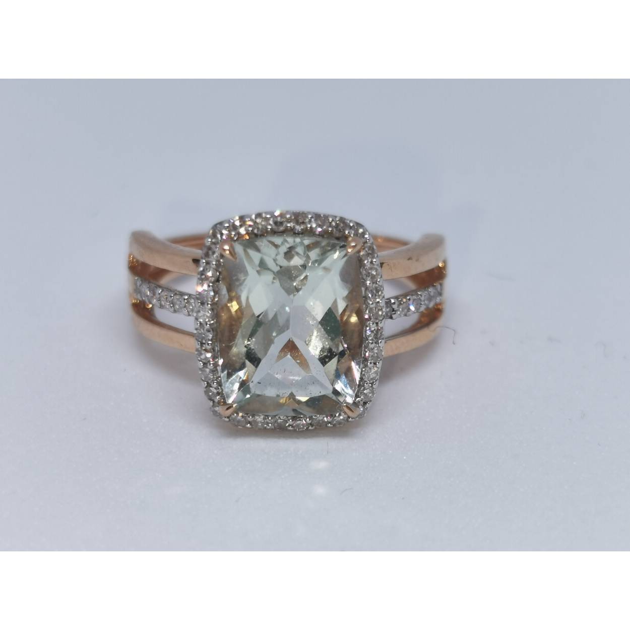 18 karaat rosé gouden ring peridot PINA-PGD14KB007
0.32 karaat totaal (32x0.01 crt) 
Peridot 11x8 mm 
Ringmaat 52
