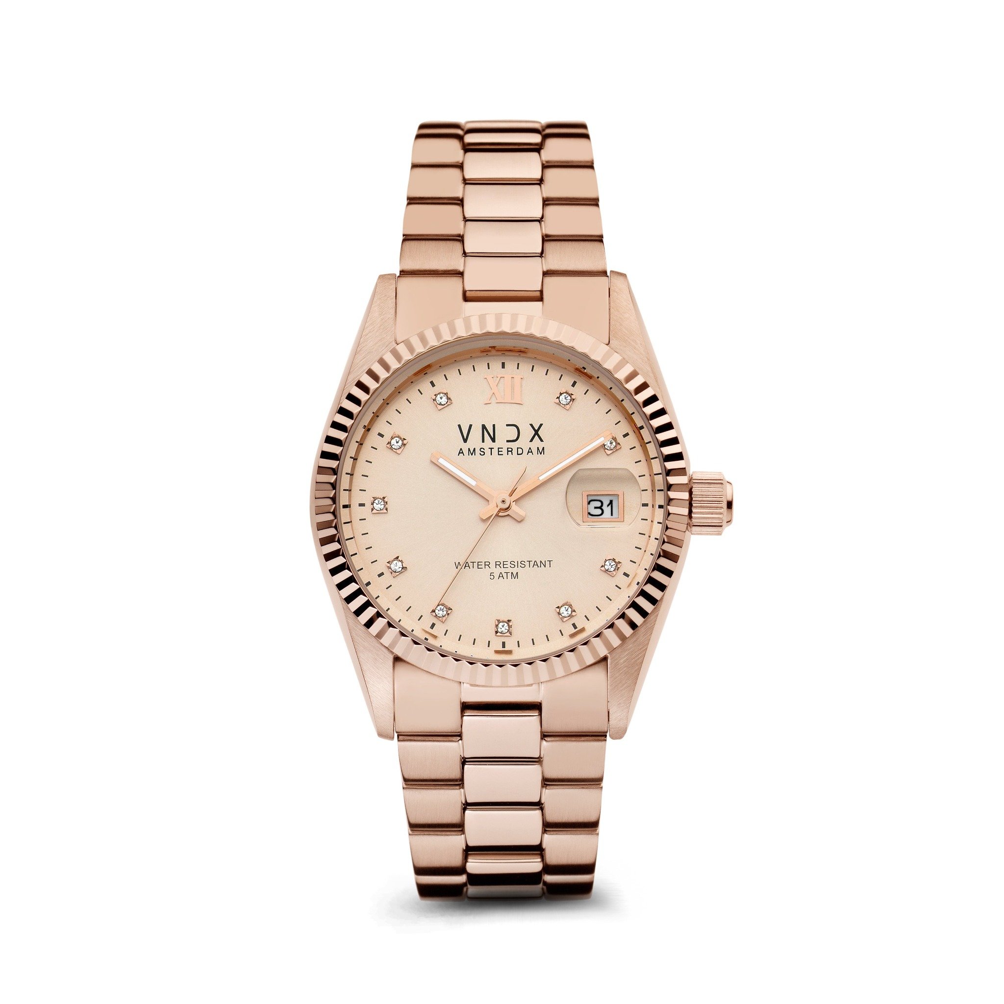 De Dare Devil Medium Rosé, het horloge dat tot in detail is gemaakt om perfect op je pols te vallen. De diameter van haar kast is 36 mm kwaliteit en daarmee de perfecte Medium. Met haar rosé-kleurige roestvrijstalen schakelband kun je de Dare Devil perfect aanpassen op jouw polsmaat, zo ben jij één met je horloge.

Haar elegante design zorgt ervoor dat je Dare Devil fungeert als een eyecatcher bij je outfit. Wanneer je haar van dichterbij ontdekt, zie je; “The Devil in the detail.” Haar sprankelende rosé wijzerplaat is voorzien van een index met Swarovski steentjes.

Ben jij een Dare Devil die houd van feestjes of nachtelijke avonturen, ook dan zal de Dare Devil het perfecte horloge voor je zijn. Jouw Dare Devil is voorzien van lichtgevende wijzers, die zorgen voor een “Glow in the dark” effect. Zo zorgt je Dare Devil ervoor dat jij Never too late bent!

Wees jezelf, Creer je eigen stijl en kies je eigen pad! Just be a Dare Devil, It’s Never Too Late!