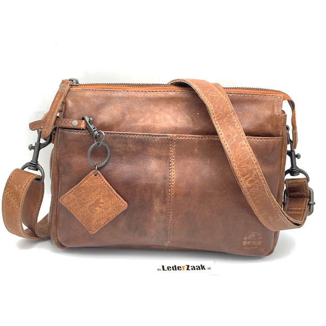 Crossbody voorzien van drie vakken onder de rits waarvan de middelste is afsluitbaar is. Middelste vak is voorzien met vakjes om aantal pasjes op te bergen.						Binnenzijde is voorzien van achterrits, steekvak en twee pennenvakken.			
Afmeting 20 x 27 x 8cm