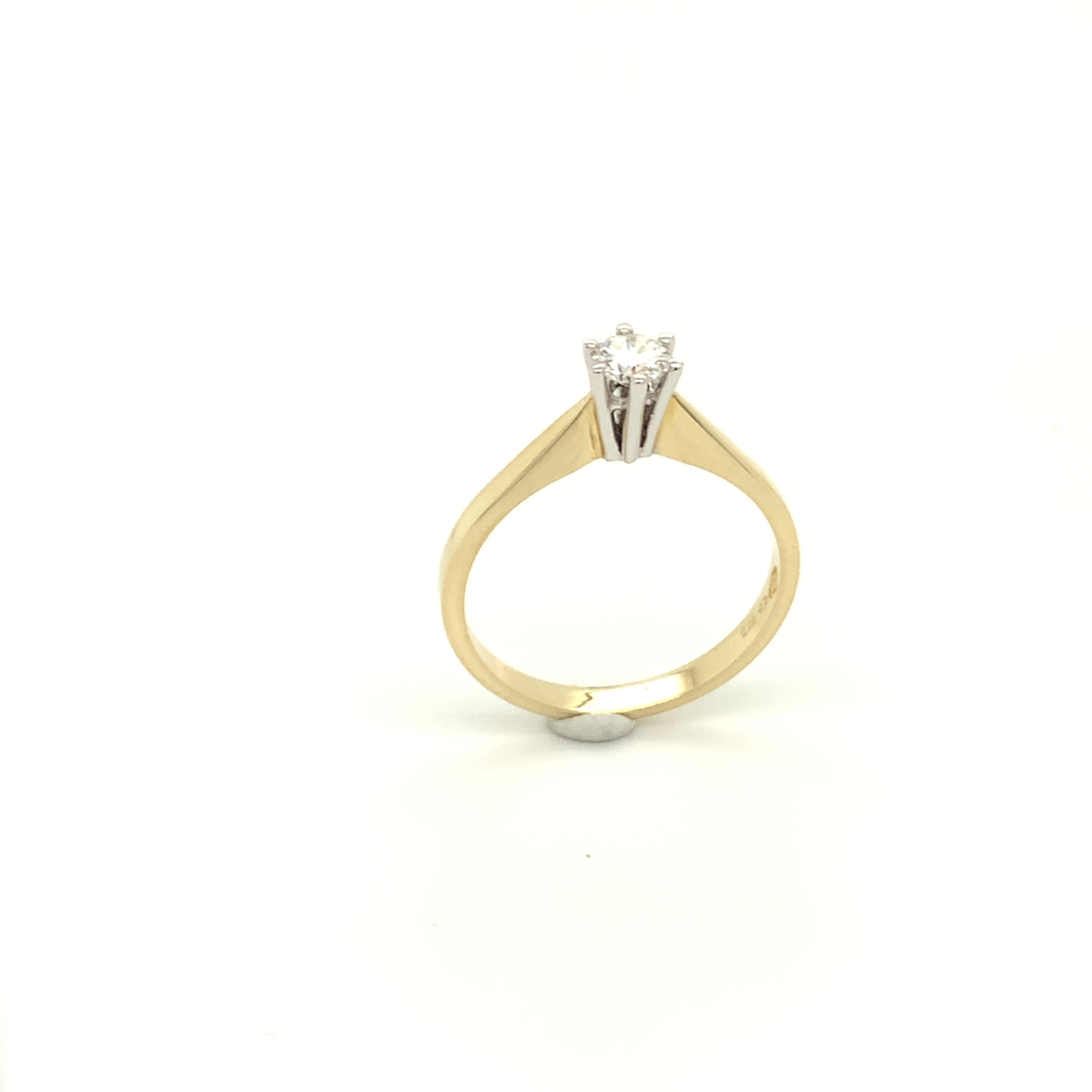 Prachtige 14krt geel gouden solitair ring met briljant 0.26crt maat 17.5