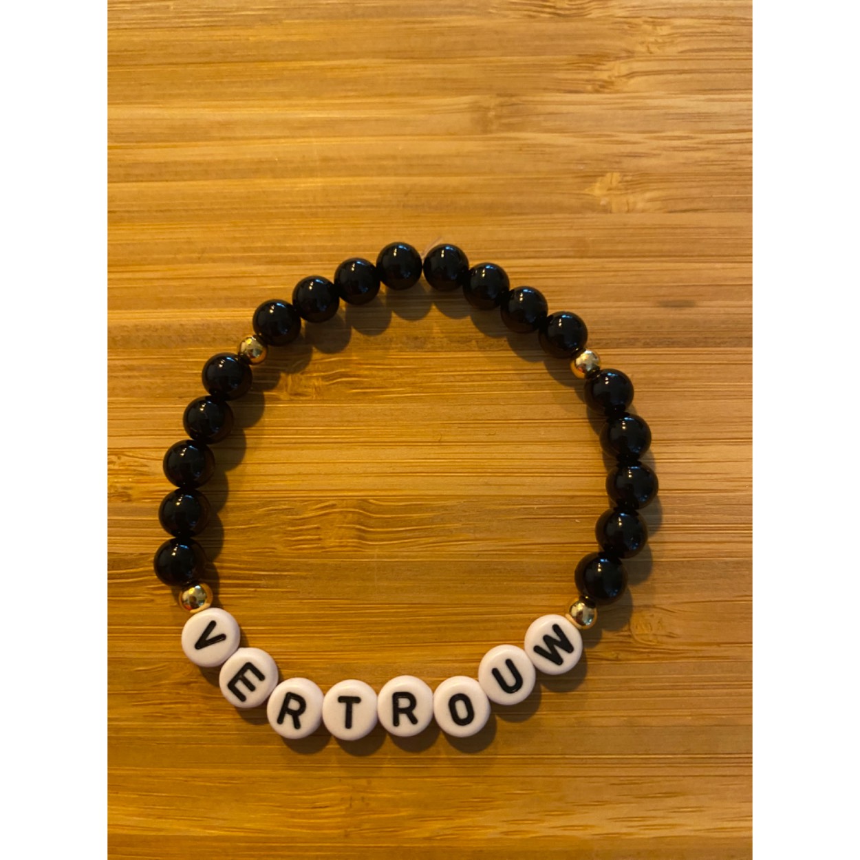 Lief armbandje met positieve tekst, Onyx en  golfplaten zilveren ballen. 
Dit geschenkje is belangrijk voor jezelf om jezelf eraan te herinneren dat je vertrouwen kunt alles gaat zoals het gaat en dat dat goed is omdat jij goed bent zoals je bent. Je wordt blij als je het krijgt en even blij als je het weggeeft.
Armband kan op aanvraag met elke positieve tekst gemaakt worden( max 7 letters)
