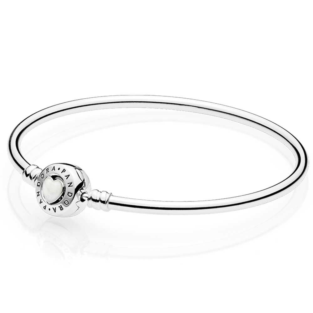 Pandora Bangle armband met in de sluiting een emaille hart.
19 cm