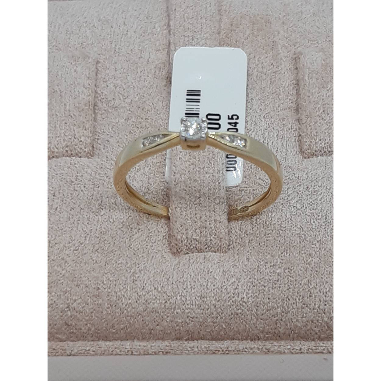 De Diamanten Verlovingsring, modelnummer BREA-0002692, is een prachtig 14-karaats goud sieraad met vijf ronde geslepen diamanten van elk 0,08 karaat, zuiverheid SI1 en kleur H. De ring is maat 54 en goudkleurig. Perfect voor speciale gelegenheden, draag hem met trots en straal elegantie uit. Deze verfijnde ring is een schitterend symbool van liefde.