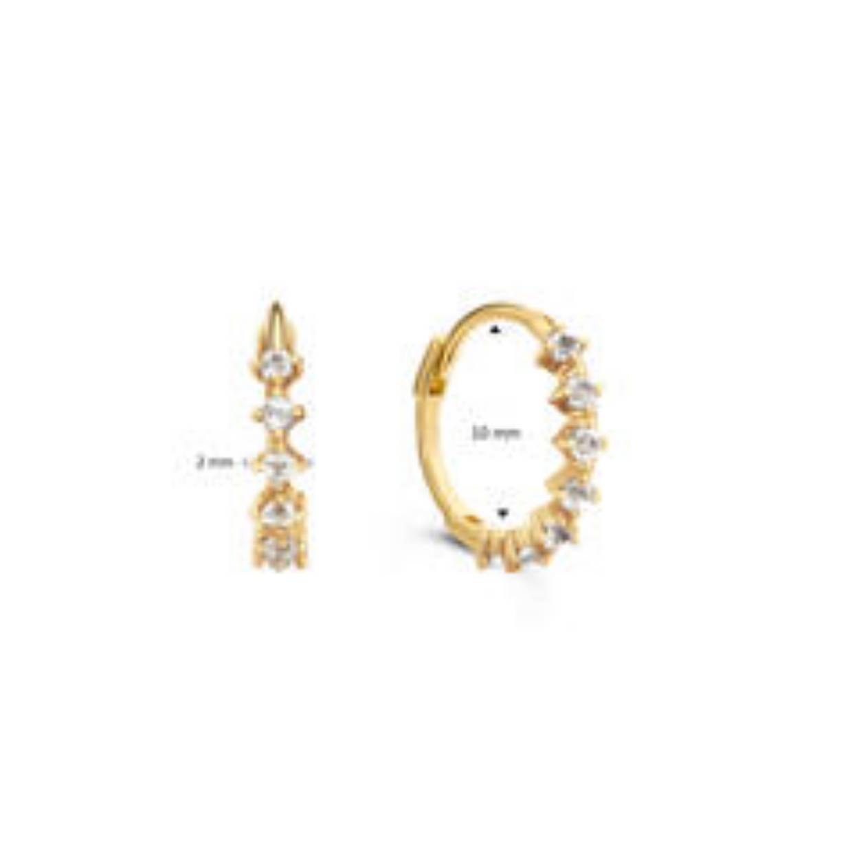 Shine met de mooie Jackie Radiance White Topaz oorringen. De oorringen zijn versierd met sprankelende witte topaas edelstenen.

Tropical Paradise
Dat Jackie van reizen houdt is geen geheim. Voor haar 14 karaat gouden sieradencollectie heeft zij zich deze keer laten inspireren door de tropen.
Haar Tropical Paradise collectie biedt een mix van elegantie en avontuur. Voel de zon schijnen waar je ook bent!

Weelderige jungles, azuurblauwe oceanen en de schittering van de zon op witte zandstranden: de ontwerpen met edelstenen zijn een weerspiegeling van Jackie’s mooiste herinneringen. Of het een dag op kantoor is of een avondje uit, deze sieraden voegen een vleugje exotische allure toe aan elke gelegenheid.

Het merk
Jackie is hét 14 karaat gouden on trend sieradenmerk. De collecties zijn geïnspireerd op de reizen die ik maak, van stedentrips tot exotische oorden. Elk gouden sieraad is helemaal van nu, handgemaakt door Europese goudsmeden en vervaardigd van overwegend gerecycled goud met echte edelstenen en zoetwaterparels. Elke collectie is dan ook met veel liefde en passie samengesteld. Mijn Jackie sieraden zijn de perfecte finishing touch voor iedere outfit!

Specificaties
- Oorsieraad
- Materiaal: 14 Karaat - Geelgoud - 585
- Hoops Wit topaas
- Lengte 12mm