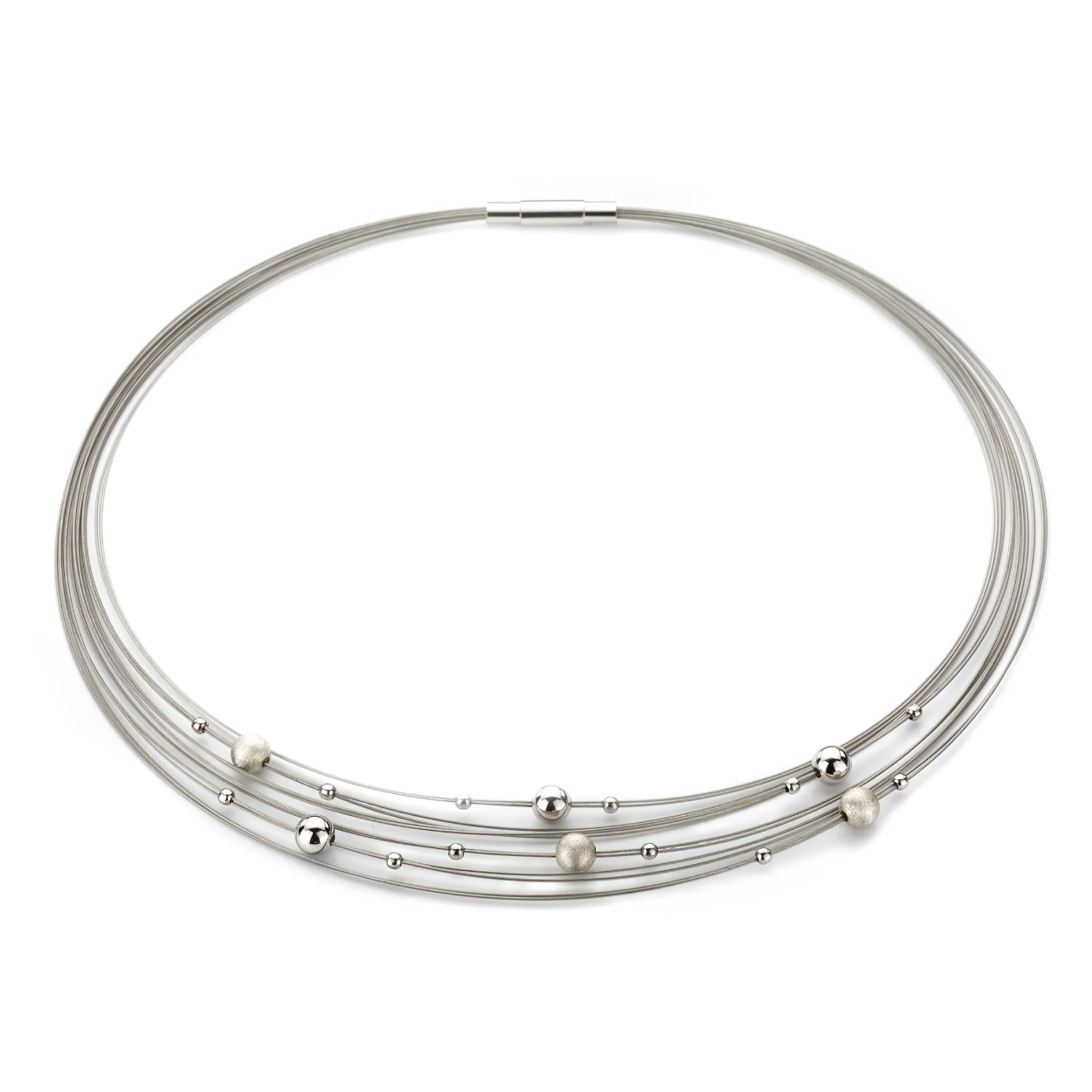De GALA DESIGN KETTING is een verfijnde zilveren halsketting van topkwaliteit. Deze ketting is perfect voor elke gelegenheid. Draag het boven een eenvoudige jurk of blouse om je look een elegante touch te geven. Deze ketting verheft je outfit met stijl en klasse.