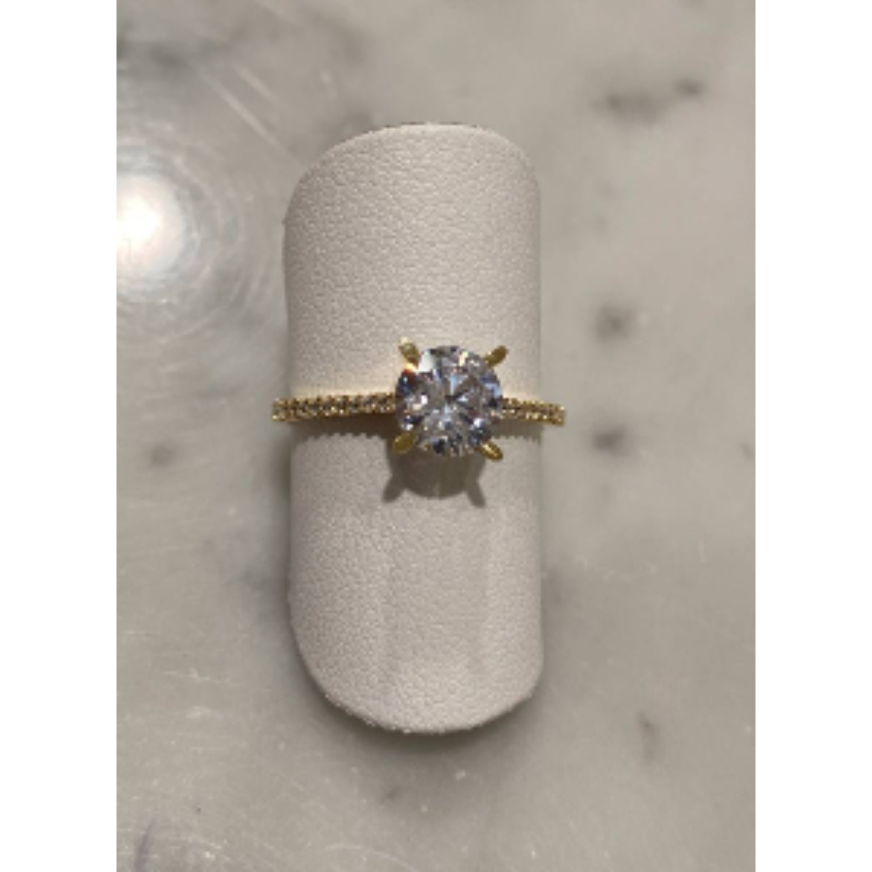 14 Karaat geel gouden solitaire ring zirkonia in V-klauwzetting. Geel gouden rail zetting  zirkonia
