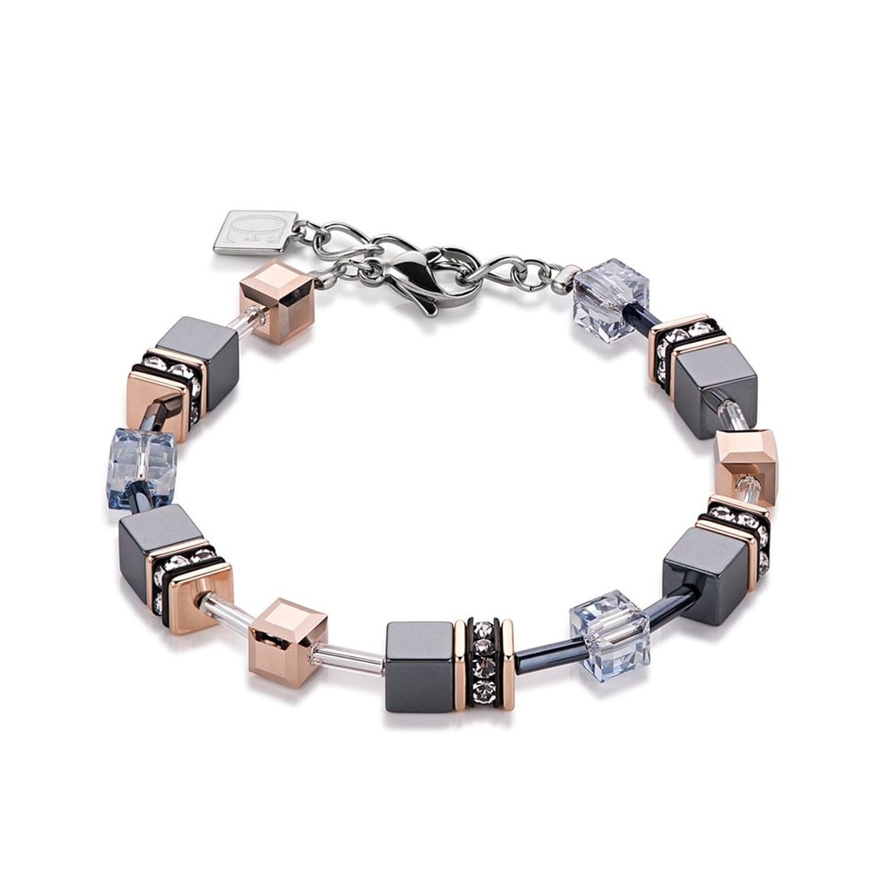 Een echte eye-catcher! De armband 4015/30-0730 van Coeur de Lion bevat een schitterende kleur en glanzende materialen. En dan te beseffen dat het van een Duits merk afkomstig is en het allemaal zorgvuldig met de hand in elkaar gezet wordt maakt het tot een pracht exemplaar.

Deze armband bestaat uit de materialen staal, Swarovski, rond gezette strass steentjes en de natuursteen hematiet. Het basismateriaal, ofwel de karabijn sluiting, verlengketting en het draad, is gemaakt van staal. Dit wordt grotendeels gebruikt, omdat het een zeer stevig materiaal is. Ook de vierkanten rosé plated plaatjes zijn gemaakt van staal. De gefacetteerde blokjes, in de kleuren blauw en rosé plated, zijn gemaakt van Swarovski kristal. De strass stenen vindt u ook in de kleur marine blauw. De overige vierkanten blokjes zijn gemaakt van hematiet, dit is een natuursteen wat gewonnen wordt uit de grond. Het bevat de kleur zwart/grijs en is een zeer glanzend materiaal, u zult ook ondervinden dat dit materiaal zelden tot nooit krassen zal vertonen.

De lengte van armband 4015/30-0730 is 18 tot 21 cm. Dit is te verstellen doormiddel van een 3 cm lange verlengkettinkje met redelijk grote oogjes, zodat het met de sluiting gemakkelijk aan te haken is. De karabijn sluiting heeft ook een fijn formaat waardoor deze ook redelijk tot goed hanteerbaar is.