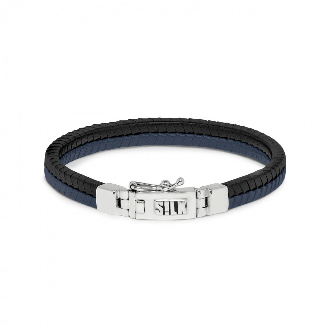 Deze fijn gevlochten zwart met blauwe lederen SILK armband met zilveren sluiting is gemaakt van zacht lamsleer wat maakt dat de armband soepel om de pols valt en daardoor erg prettig draagt. Deze blauwe lederen armband combineert goed met denim. Draag het samen met een zilveren armband om je look af te stylen. De met de hand gevlochten armband sluit middels een stevig SILK bakslot. Alle SILK sieraden zijn massief en handgemaakt uit 925 sterling zilver.