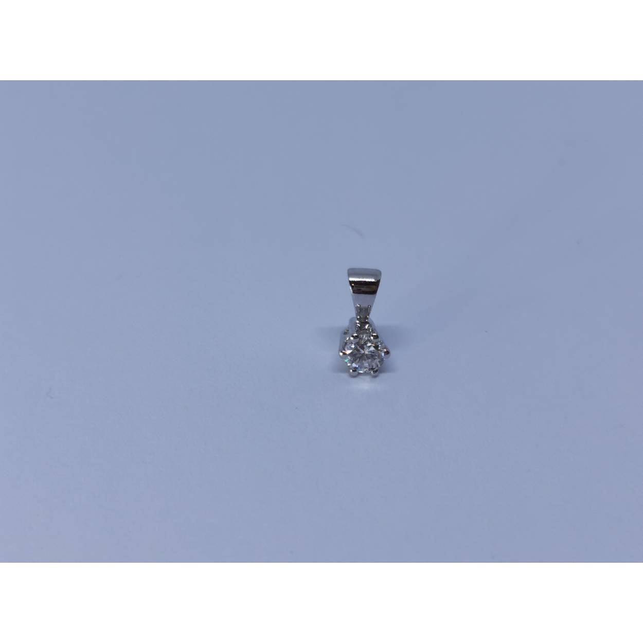14 karaat wit gouden solitair diamanten hanger.

Soort: Diamant
Slijpvorm: briljant
Karaat: 0.16
Helderheid: VS1
Kleur: G
Aantal: 1