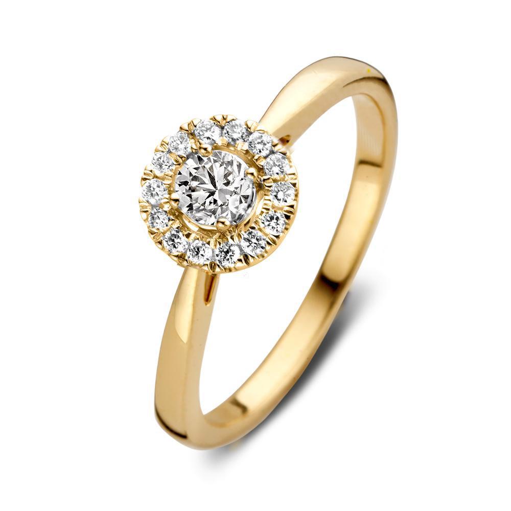 18 Karaat geel gouden Aurore ring met 0.30 crt Lab-Grown Diamonds. Model Emma.
Dankzij haar stijlvolle en luxe uitstraling is ring Emma één van onze meest populaire ringmodellen. De ring heeft een schitterende entourage zetting. De ronde middensteen (briljant geslepen) wordt hierbij omringd door kleinere briljanten.  De ring heeft een sierlijke verhoogde zetting, waardoor hij perfect gecombineerd kan worden met een gladde of diamanten rijring. Combineer haar bijvoorbeeld met de verfijnde Millie ring.
Kies zelf de gewenste steengrootte van jouw diamanten. De Emma ring is in verschillende maten en goudkleuren beschikbaar. Bekijk bovendien eens de Emma Royal ring, de luxe uitstraling wordt bij dit model afgemaakt met extra briljanten in de scheen.
De Emma ring onderdeel van een set, in onze collectie zijn bijpassende colliers en oorbellen te vinden. 