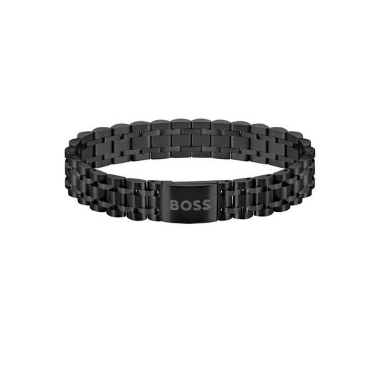 BOSS JEWELS HBJ1580646 OWAN Mannen Armband 19cm
Deze armband van BOSS uit de OWAN serie met artikelnr. HBJ1580646 is een stoer sieraad voor de echte BOSS klant. De stalen zwarte armband heeft een  fijne mat glanzende schakelband en sluit met een magneetsluiting. In het midden van de armband zit een zwarte tussenschakel die goed opvalt in het geheel. Op de schakel staat het BOSS logo gegraveerd. De armband heeft een lengte van 19cm en is goed te combineren met andere sieraden van BOSS. 

Het merk:
HUGO BOSS is afgestemd op levensstijlen waar het gaat om kwaliteit en precisie. Het wereldwijde fashionlabel is verdeeld in twee merken: BOSS en HUGO. Het merk BOSS biedt geavanceerde, moderne horloges gericht op kwaliteit en design om een onberispelijke look te creëren – of het nu zakelijk, casual of sportief is. Ontdek de nieuwe horlogecollectie die bewijst dat details echt het verschil maken.

Specificaties:
- Artikelnr: HBJ1580646
- Schakelarmband
- Materiaal: Staal
- Zwart
- Lengte: 19cm