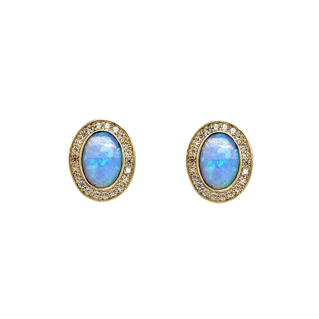 Deze oorstekers zijn ontzettend elegant. De ovaal geslepen steen is een blauw gekleurde opaliet gezet in een ovale zetkast. De kleine steentjes zijn briljant geslepen zirkonia's.