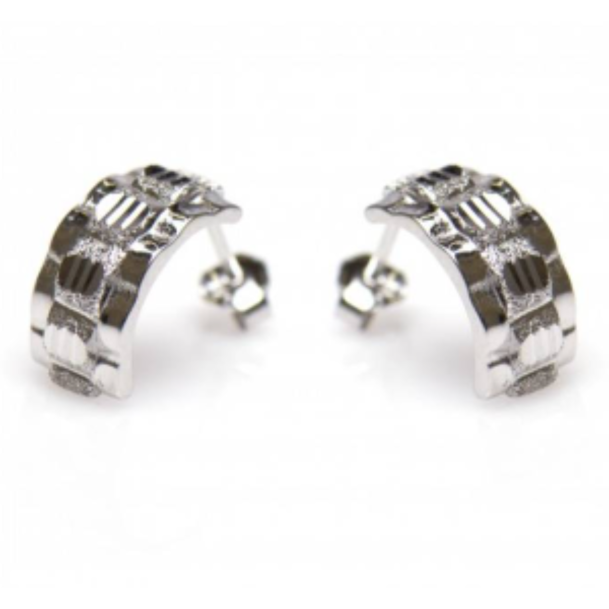 Deze schakel oorstekers hebben een stijlvol design met een goed oog voor de details. 

Onze sieraden zijn bijna allemaal handgemaakt. Daardoor zijn bijna alle schakel sieraden die wij aanbieden uniek!