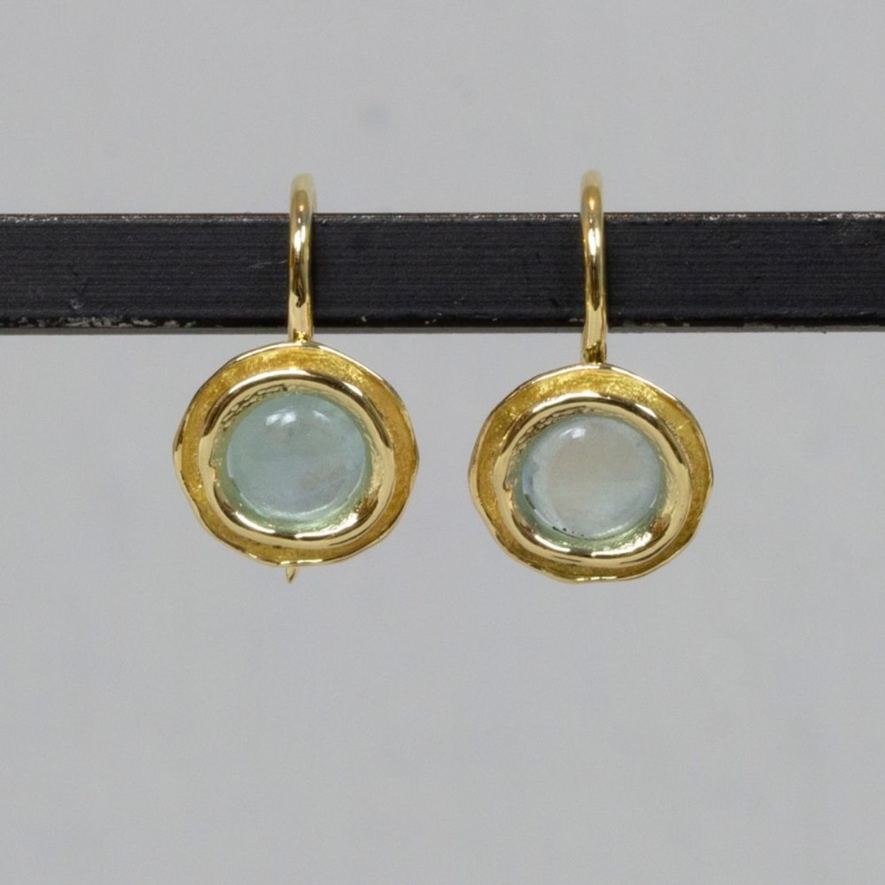 Oorhangers uit de goudcollectie van Jeh Jewels, gemaakt van 14 karaat met daarin een hoge kwaliteit edelsteen. Verkrijgbaar met Labradoriet, Gold Rutiel, Black Rutiel, Milky Aquamarijn en Regenboog Maansteen.