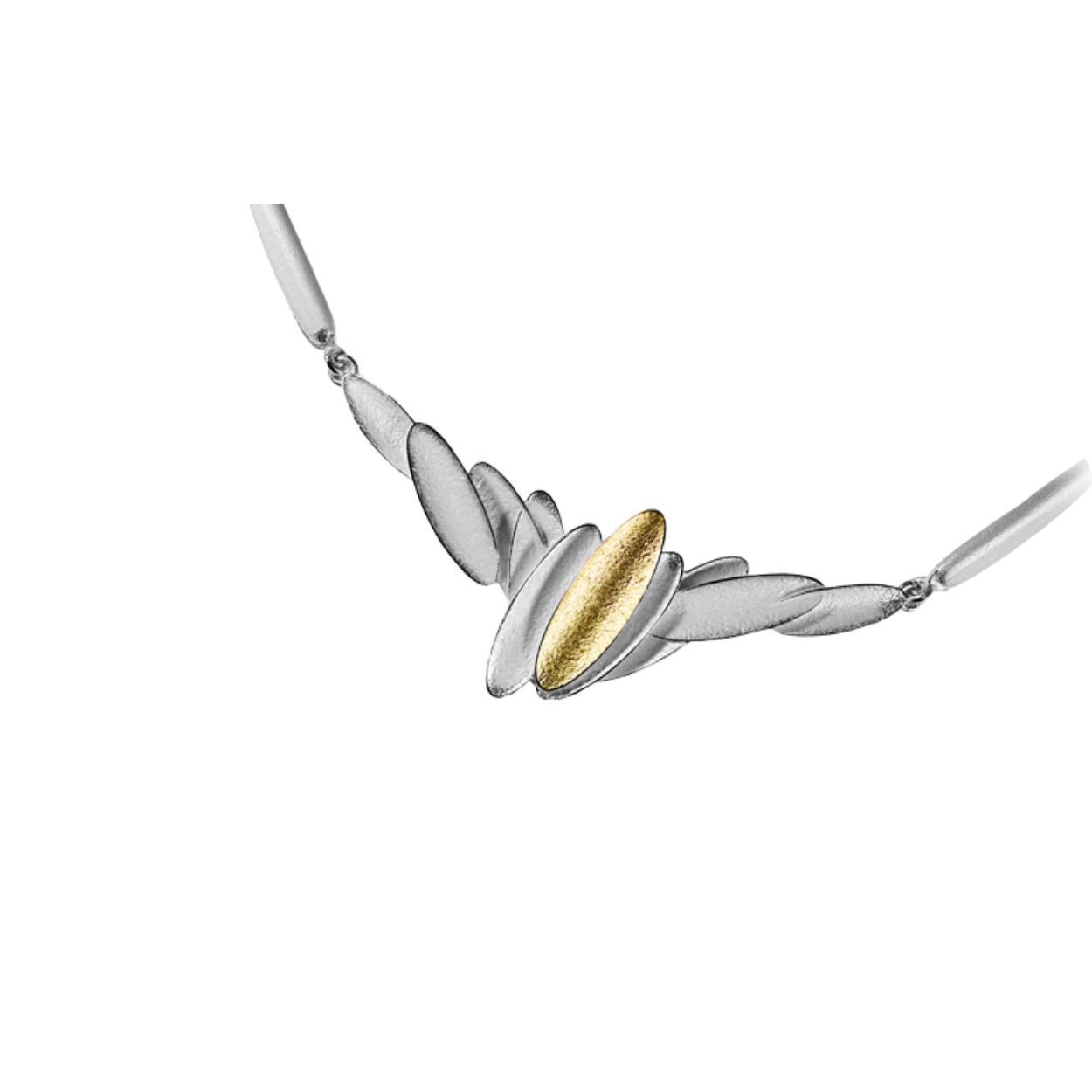 Ars chokerbladvormig met 18 kt. gouden inzet