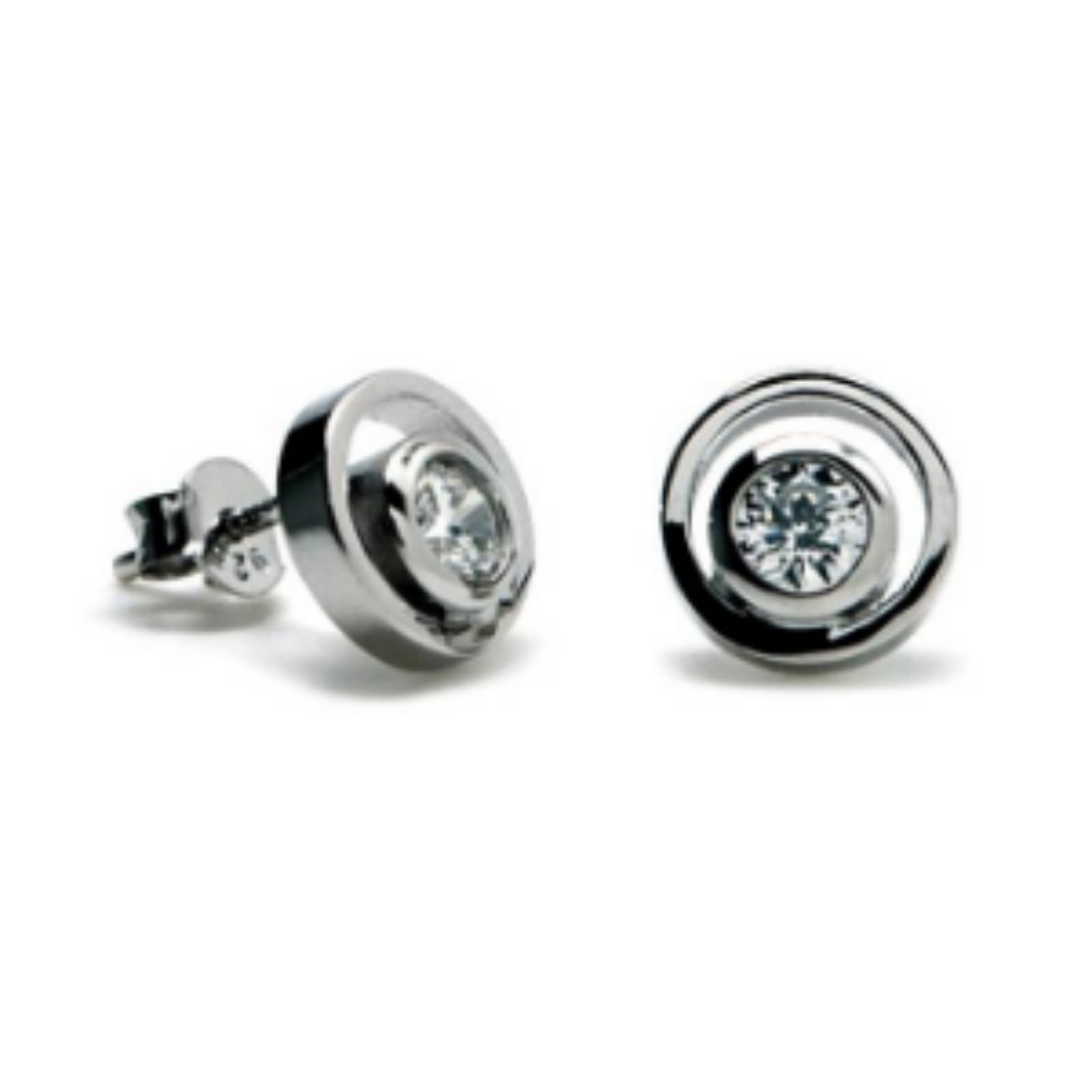 Zilveren oorbellen met een dubbel cirkelvormig motief in glad zilver rondom een ​​oogverblindende zirkonia.