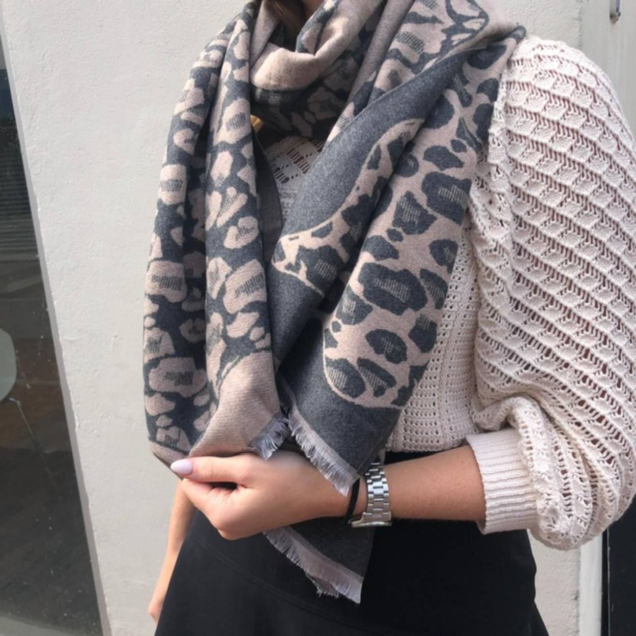OwnLabel shawl in een mooie winter print. Door de mix van kleuren en verschillende prints .
De shawl bestaat uit 70% viscose gemengd met 30% lana(wolsoort).

Afmetingen:
Breed 70cm x 200cm