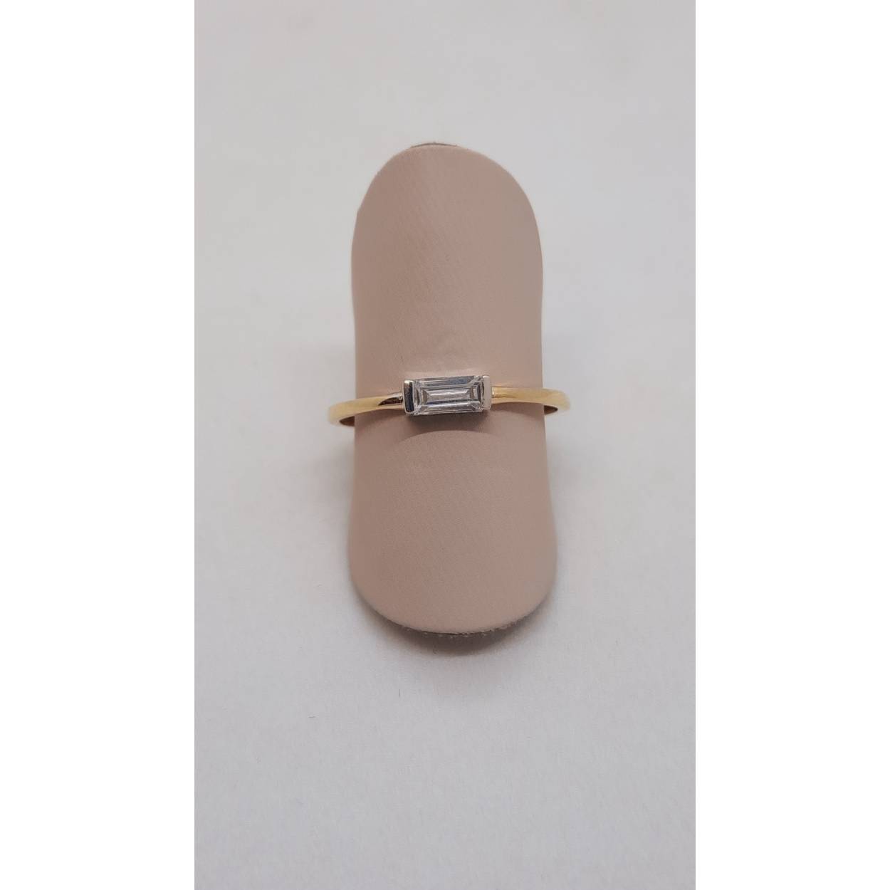 Deze prachtige gouden ring, modelnummer BREA-JOY-0004089, is vervaardigd uit 14-karaats goud en is voorzien van schitterende stenen. Met een glanzende afwerking en in maat 53, straalt deze ring luxe uit. Perfect te dragen bij speciale gelegenheden of als dagelijkse eyecatcher. Combineer met gouden accessoires voor een volledige look. Categorie: Sieraad.