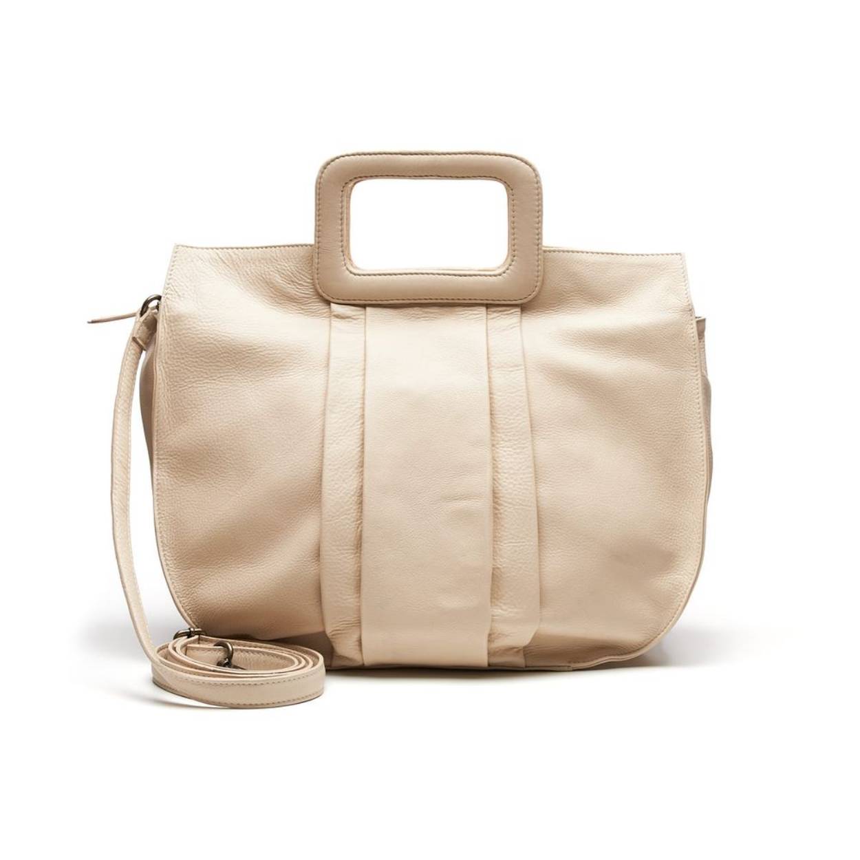 Stylish Stockholm For all your “glamourous” stuff… *Stijlvolle handtas met fashionable handvatten en een extra lange crossover band. De Stylish Stockholm past bij zowel een klassieke als een fashionable outfit! De Stockholm is een stijlvolle, ruime tas van Ox leer, afsluitbaar dmv een rits, De plooien op de voorkant geven deze tas een rijke uitstraling. Aan de achterzijde bevindt zich een handig snel vak met rits. Deze mooie tas heeft een ruim binnen vak met een scheiding in het midden waardoor er twee compartimenten ontstaan. Aan beide kanten bevinden zich nog extra vakken. Aan de ene kant twee insteek vakken en aan de andere kant een vak met rits. De Stylish Stockholm heeft korte handvatten en een extra effen lange, verstelbare afneembare crossover band. De Stylish Stockholm is onderdeel van onze “firm ox bags” serie, deze ox bags kenmerken zich door volnerf stevig en tegelijkertijd soepel leer. De Chabo ’s worden met zorg op een plantaardige manier gelooid en gekleurd, zonder het gebruik van schadelijke stoffen. SPECIFICATIES: € 139,95 Artikelnummer: 22256 Sand/Off-White 

Afmetingen: 35,5 breedste punt x 32 x 12,5 
Hardware: Antic Brass 
Opbergvakken: 6 
Sluiting: Ritssluiting 
Voering: Textiel/Polyester met Chabo logo 
Leernaam: OX S
chouderband: Extra afneembare en verstelbare schouderband