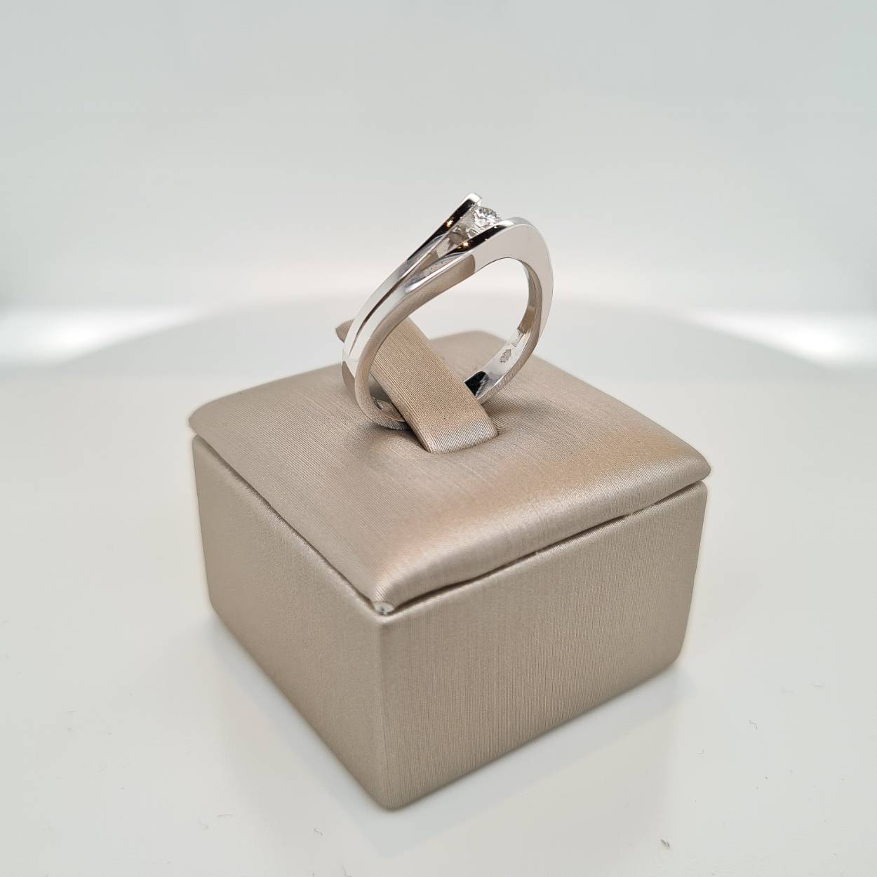 Prachtige 14krt witgouden R&C Legacy Collection Victoire ring met diamant 0,08crt SI R.

De maat van de ring is 54 (17 1/4). Heeft u een andere maat, neem dan gerust contact met ons op.
