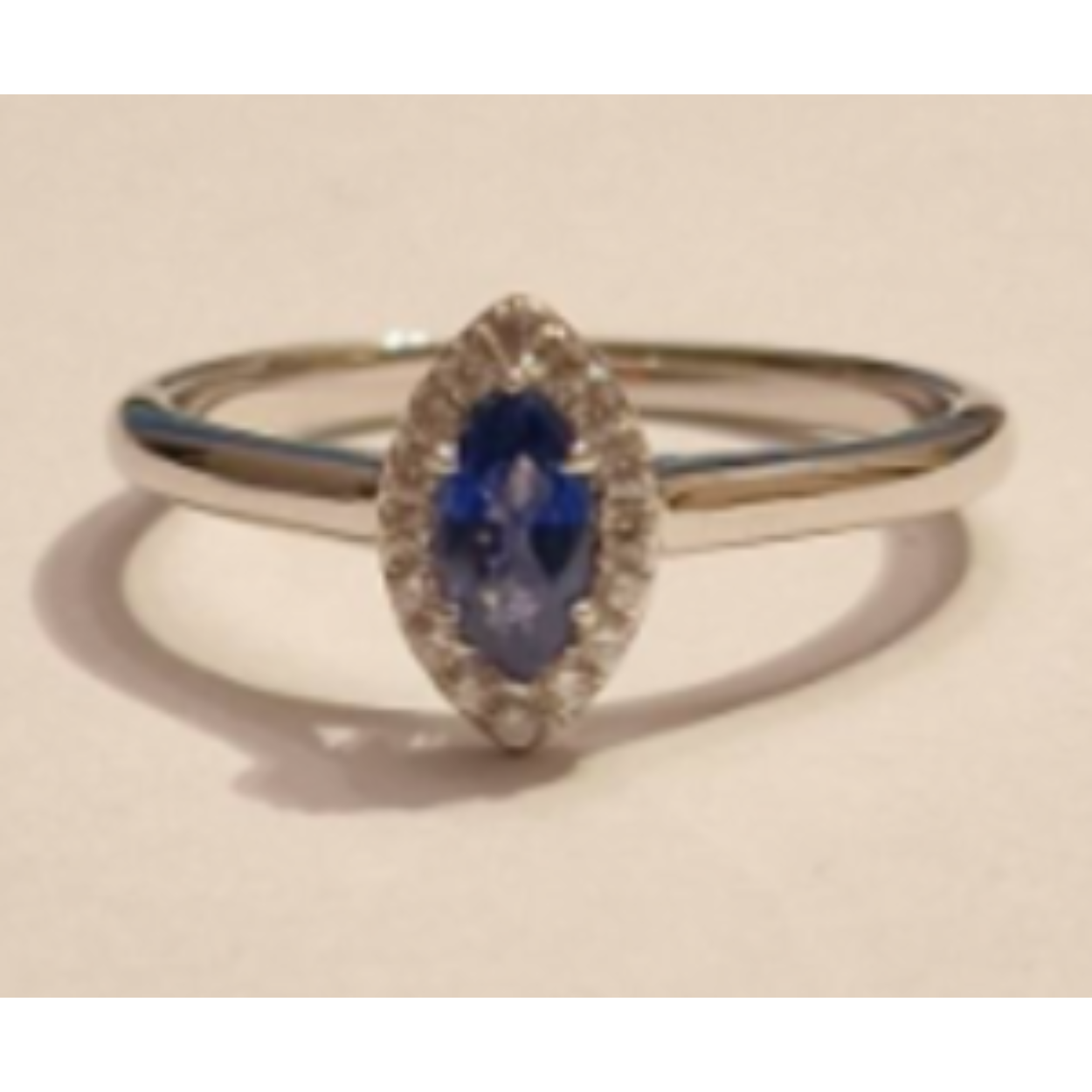14k witgouden entourage ring met marquise saffier en diamant