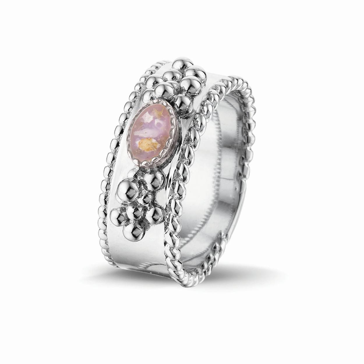 Zilveren ring met een ovale askamer op maat 58 uit de Royal Collectie van See You. Dit gedenksieraad wordt door ons, desgewenst in uw bijzijn, gevuld met een vulling van hars en as. Ook de kleur wordt dan in samenspraak met u samengesteld.