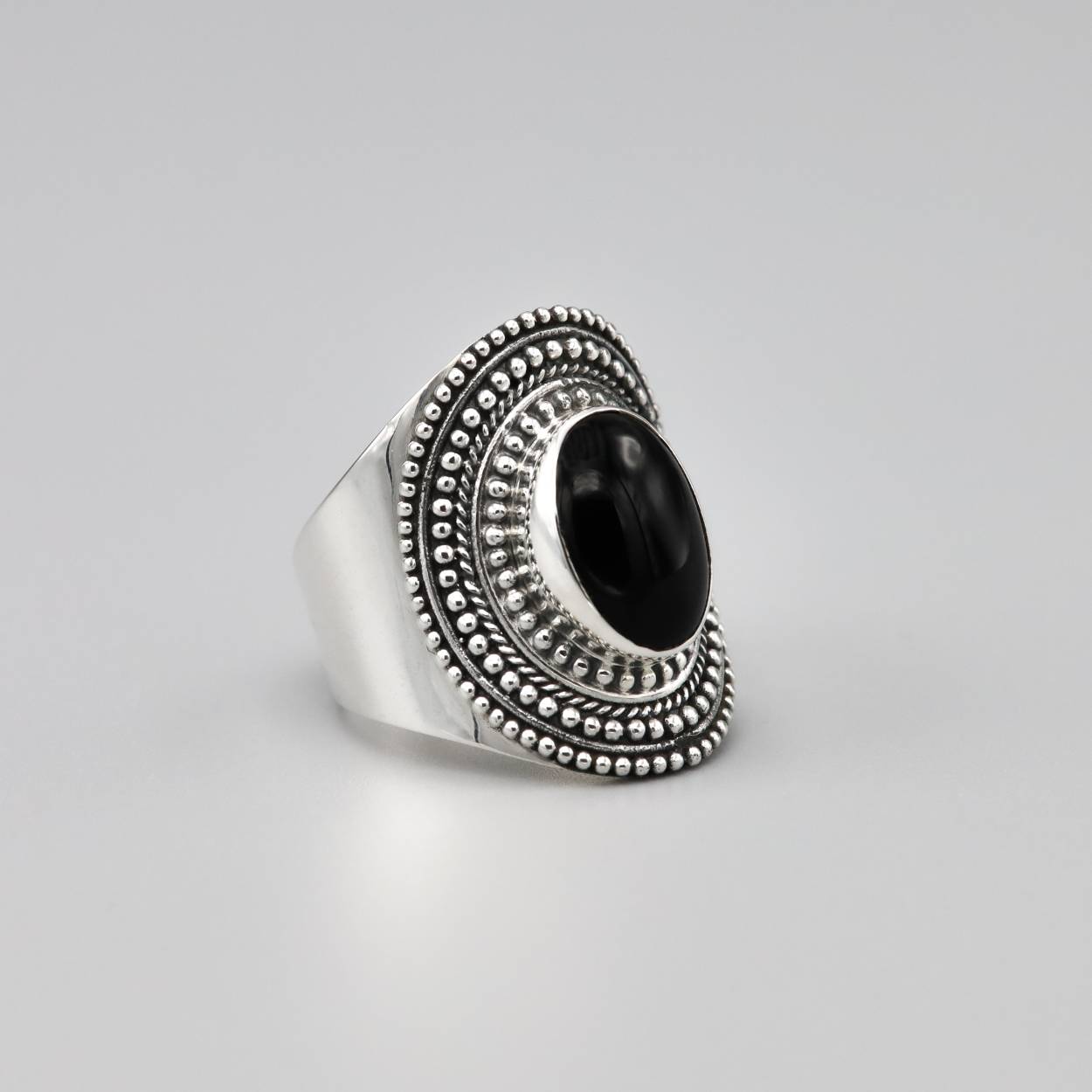 Deze Ymala ring is met veel passie ontworpen door Bas Verdonk en vervaardigd op Bali. De handgemaakte ring bestaat volledig uit 925 zilver met een gezette onix edelsteen. Deze edelsteen is diep zwart van kleur.

 
Inspire your Mind!

 
Let op: edelstenen zijn uniek. Dit houdt in dat de kleuren kunnen afwijken van de foto.