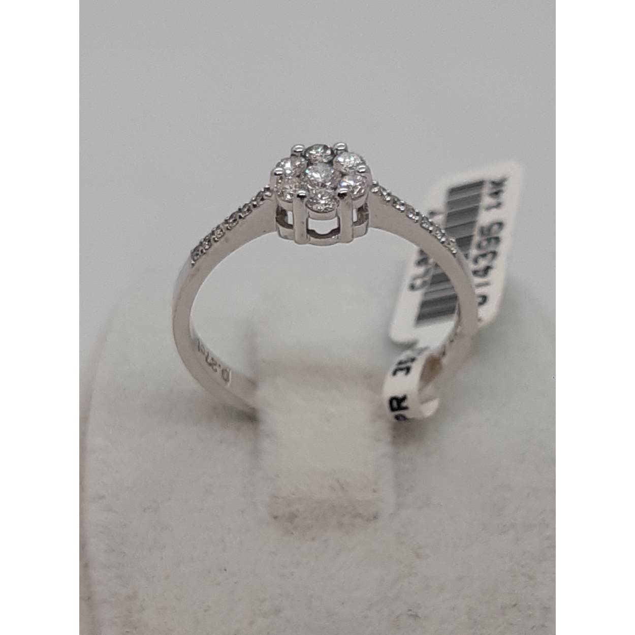 De Diamanten Verlovingsring, model BREA-0002805, is een schitterend gouden sieraad. De ring is gemaakt van 14 karaat witgoud en heeft een glanzende afwerking. Versierd met 19 diamanten van SI1-zuiverheid en F-kleur, heeft de ring een totaalgewicht van 0,27 karaat. Perfect voor speciale gelegenheden en dagelijks gebruik. Draag hem alleen of met andere sieraden voor een verfijnde uitstraling.