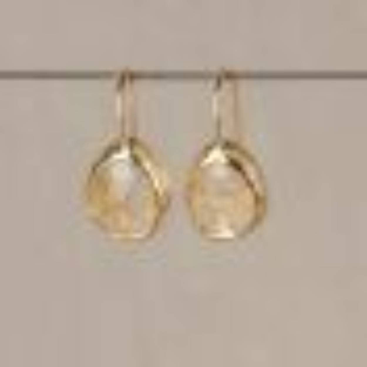 Oorhangers van de najaarscollectie 2022 van Jéh Jewels geheel zilver verguld met Rutielkwarts. Deze oorbellen draagt een rustgevend gevoel met zich mee. De hoeveelheid detail in deze steen is ongelofelijk. Hoe langer je er naar kijkt, hoe meer betoverd je raakt. 

Materiaal: Zilver verguld
Vergulden is het bedekken van een voorwerp met een laagje goud. Dit artikel is door een goudbad gehaald wat ervoor zorgt dat het zilver volledig bedekt wordt met een laagje goud. Resultaat een mooie glanzende afwerking met een laagje echt goud wat ook wel silverplated of goldplated wordt genoemd.

Materiaal: Edelstenen
Bij Jéh Jewels werken wij met echte edelstenen, dit zijn natuurlijke producten waardoor niet iedere steen hetzelfde is. Ieder sieraad is hierbij dus uniek. De kleur en structuur van de steen kan afwijken van de foto op de website.

Steen: Rutielkwarts

Rutielkwarts is een kalmerende steen. Het verbetert je stemming en geeft hoop. Perfect voor dat kleine steuntje in je rug.