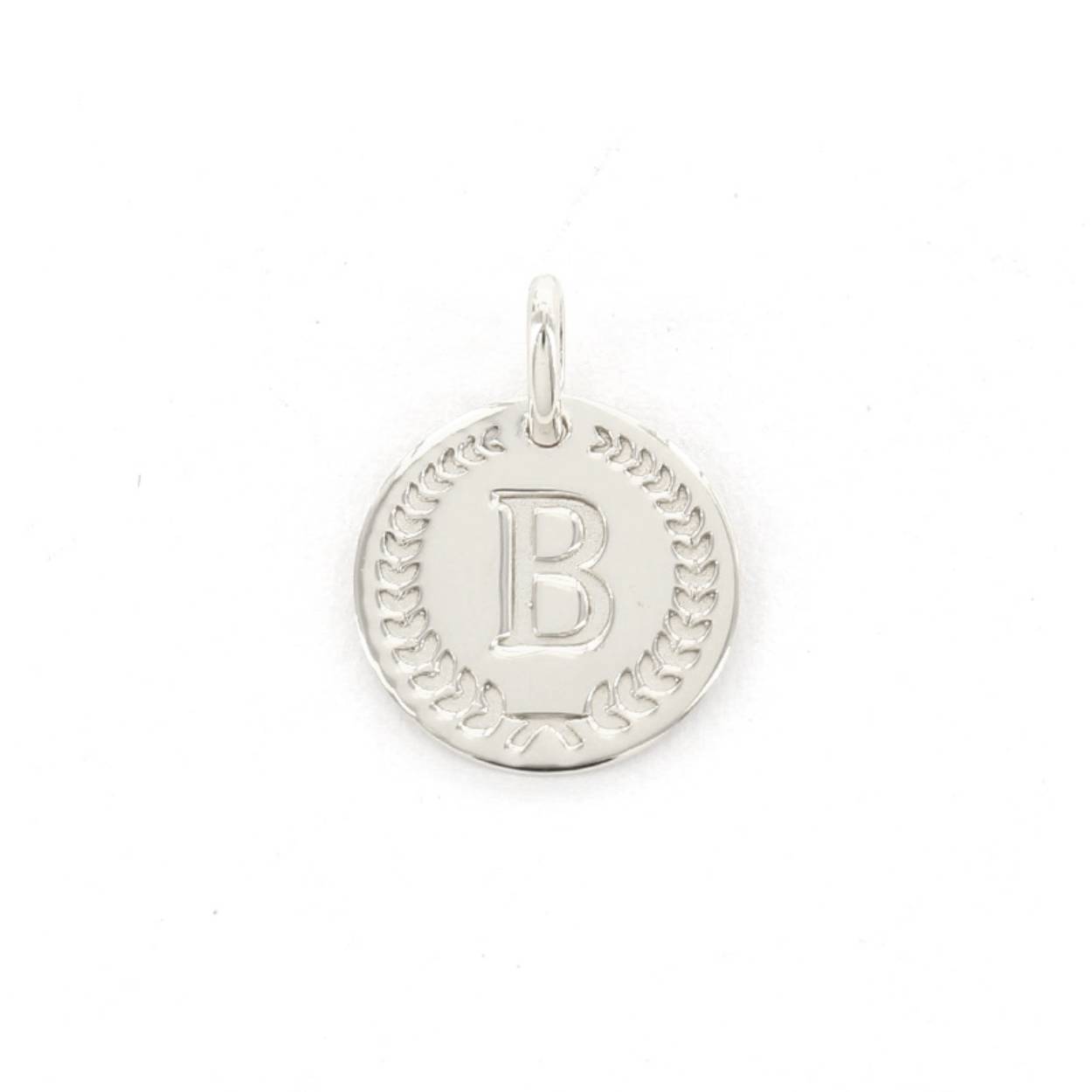 Voor deze hanger heb je een Imotionals ketting nodig. Imotionals kettingen hebben een klein oogje dat door de hanger past.

De collectie hangers en bedels van Imotionals bestaan uit initialen en symbolen. Kies je collier en bedel(s) naar keuze en creëer zo je gepersonaliseerde Necklace.  Je schuif de bedel aan het collier, de lengte kun je zelf bepalen, en hoe leuk is is om 2 of 3 lengtes samen te dragen. Creëer your own Necklace Party.

Imotionals is een zilveren sieradenlijn bestaande uit dunne colliers en hangertjes, het laatste in de vorm van initialen en symbolen. waarmee je door middel van colliers, initialen en symbolen expressie geeft aan jou gevoelens of gedachten.

Een letter sieraad zorgt ervoor dat je jouw look een persoonlijke touch kan geven. Kies voor je eigen letter of de letter van je beste vriendin, vriend, moeder of iemand anders die je dierbaar is. Je kunt er zelfs een hele naam aan hangen, met bijvoorbeeld een hartje of sterretje symbool voor extra betekenis. Ook mega leuk om te geven als cadeautje. Get it before it's gone!