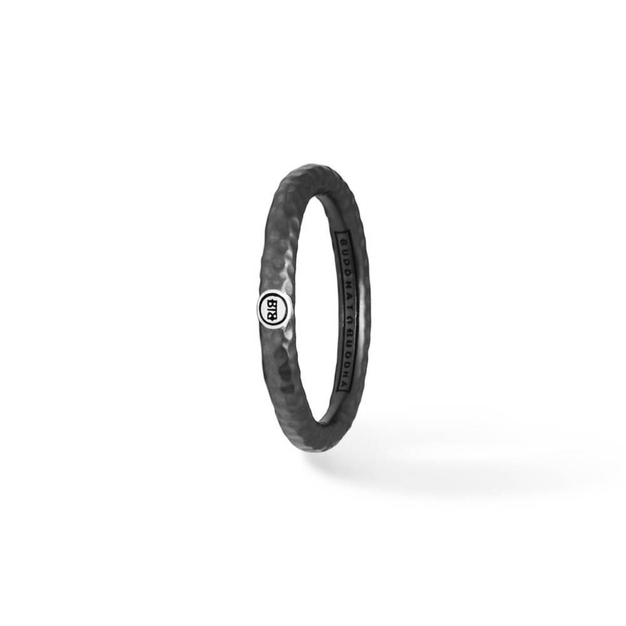 De Dunia ring is een verfijnde ring uit onze Refined collectie. De Dunia Hammered Zwart is vervaardigd uit 925 sterling zilver en bestaat uit een geoxideerde en gehamerde structuur. De ring laat zich perfect combineren met andere ringen uit de Dunia range. Deze ring valt in de categorie smalle ringen.