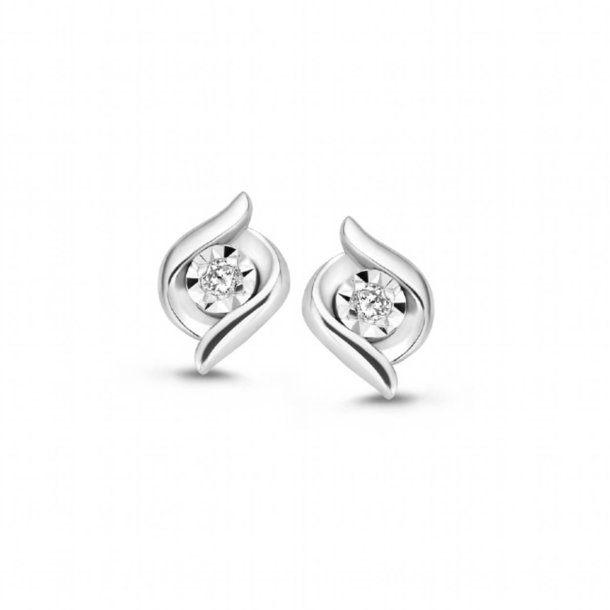 615.102A 
Zilveren oorstekers met diamant