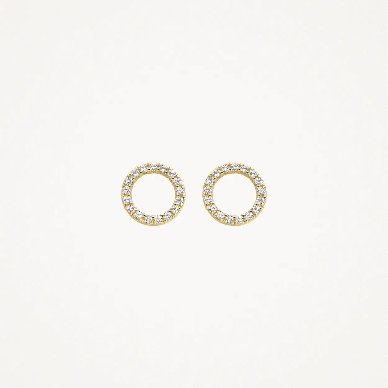 Deze met schitterende zirkonia’s bezette 14k geelgouden oorbedels hebben een hoogte van 7,5 mm. Je schuift ze eenvoudig om een oorring met maximaal 4,5 mm doorsnede. De oorbedels zijn heel mooi te combineren met andere (oor)sieraden uit onze collectie. 