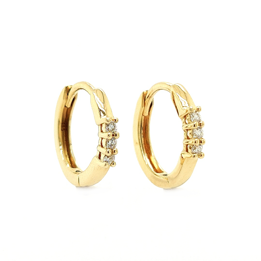 Deze geel gouden klapoorringen hebben ieder drie briljant geslepen diamantjes gezet aan de voorzijde. Het totale karaat gewicht is 0,09 en de zuiverheid van ieder diamantje is SI1. Deze oorringen zijn werkelijk schitterend.