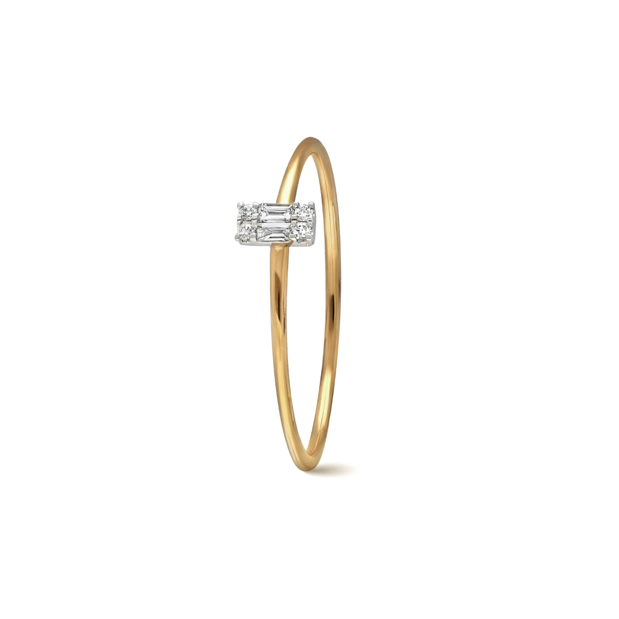 Onze stapelbare baguette-ring in geelgoud met diamant heeft 6 diamanten, wat een totaal van 0,05 karaat maakt, gezet in 18 karaats geelgoud.