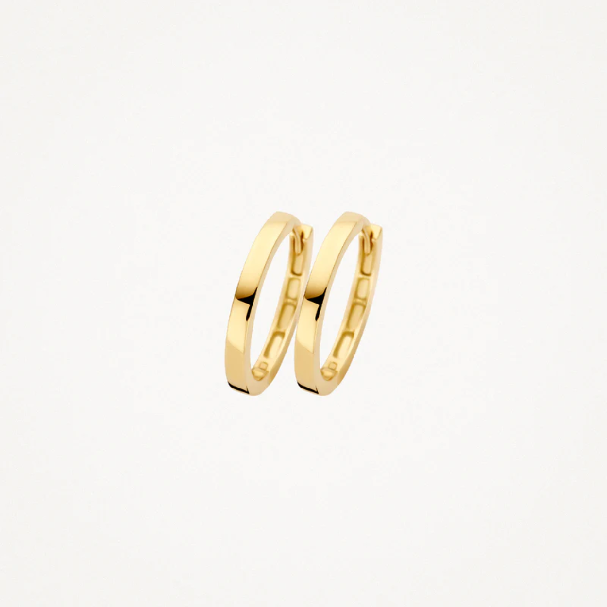 Deze klassieke, ronde, gladde oorringen van 14k geelgoud zijn een echte must-have. Ze hebben een lengte van 14 mm en zijn voorzien van een kliksluiting. Prachtig op zichzelf maar ook speels te combineren met andere oorsieraden uit onze collectie.