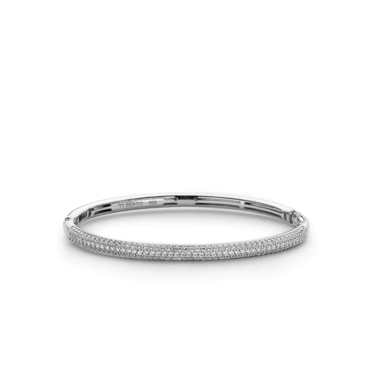 Zilveren bangle. De armband is gemaakt van gerhodineerd zilver en is aan de bovenzijde gezet met witte zirkonia's.