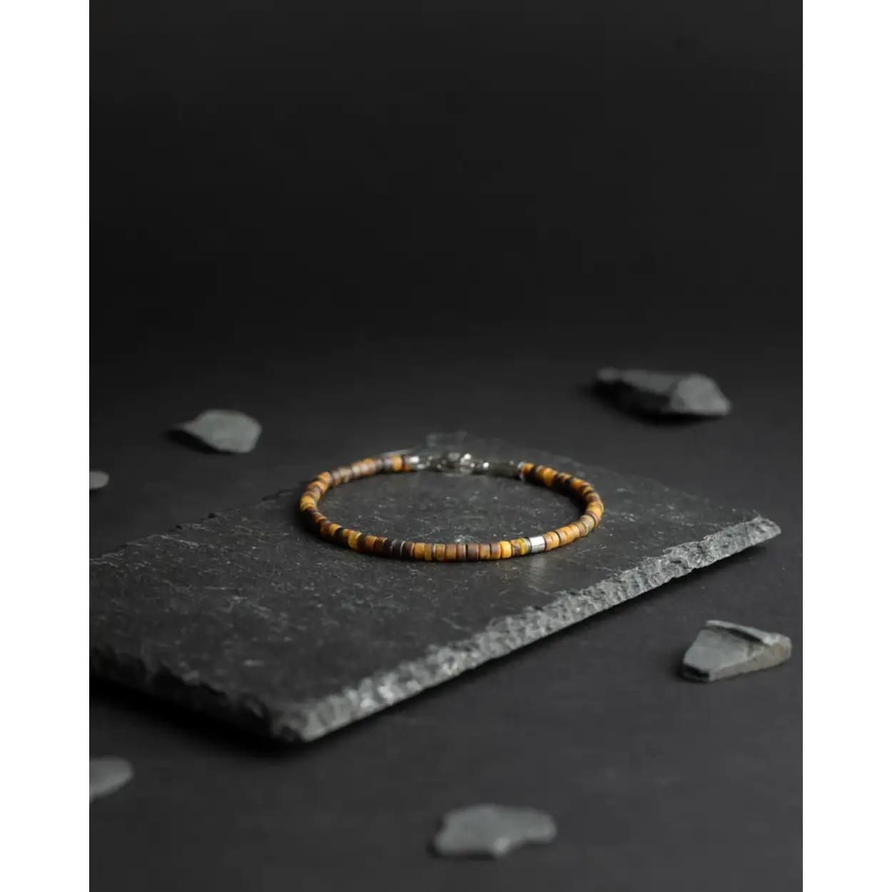 De Sphera Mat Tiger armband is gemaakt met elegante 2mm ronde Tiger Eye stenen en afgewerkt met een titanium element. Deze armband is verfijnd en classy en past perfect bij andere accessoires of horloges. Tiger Eye wordt vaak de Warrior Stone genoemd. Het is een krachtige steen die je beschermt tegen negatieve invloeden van buitenaf. Het wordt ook geacht moed, kracht en doorzettingsvermogen te vergroten.
