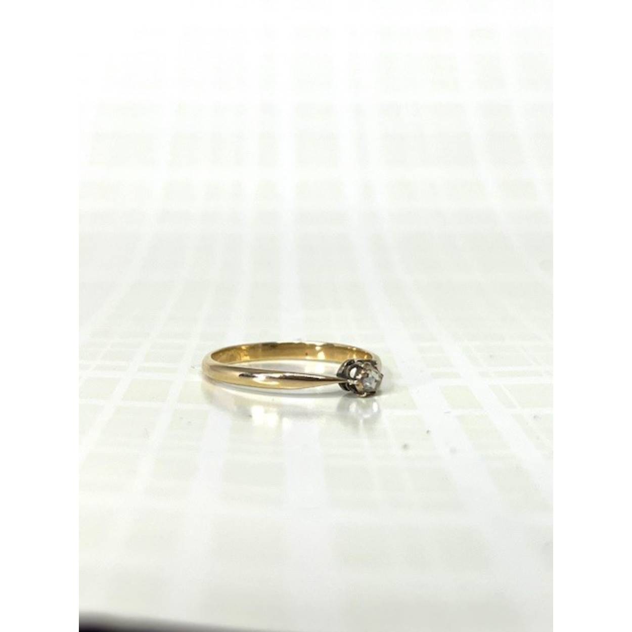 Mooie 14 karaat geelgouden ring met Amsterdamse roos geslepen diamant. De scheen is 1 mm breed en de kop van de ring is 1,8 mm.