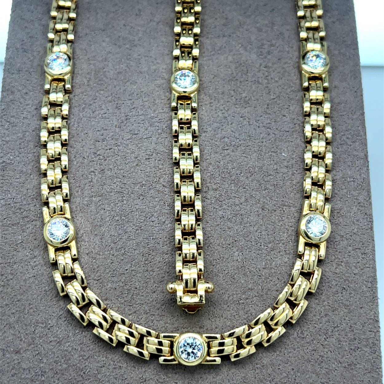 Geelgouden schakelcollier occasion 14krt met zirkonia, maak de set compleet met de bijpassende armband!