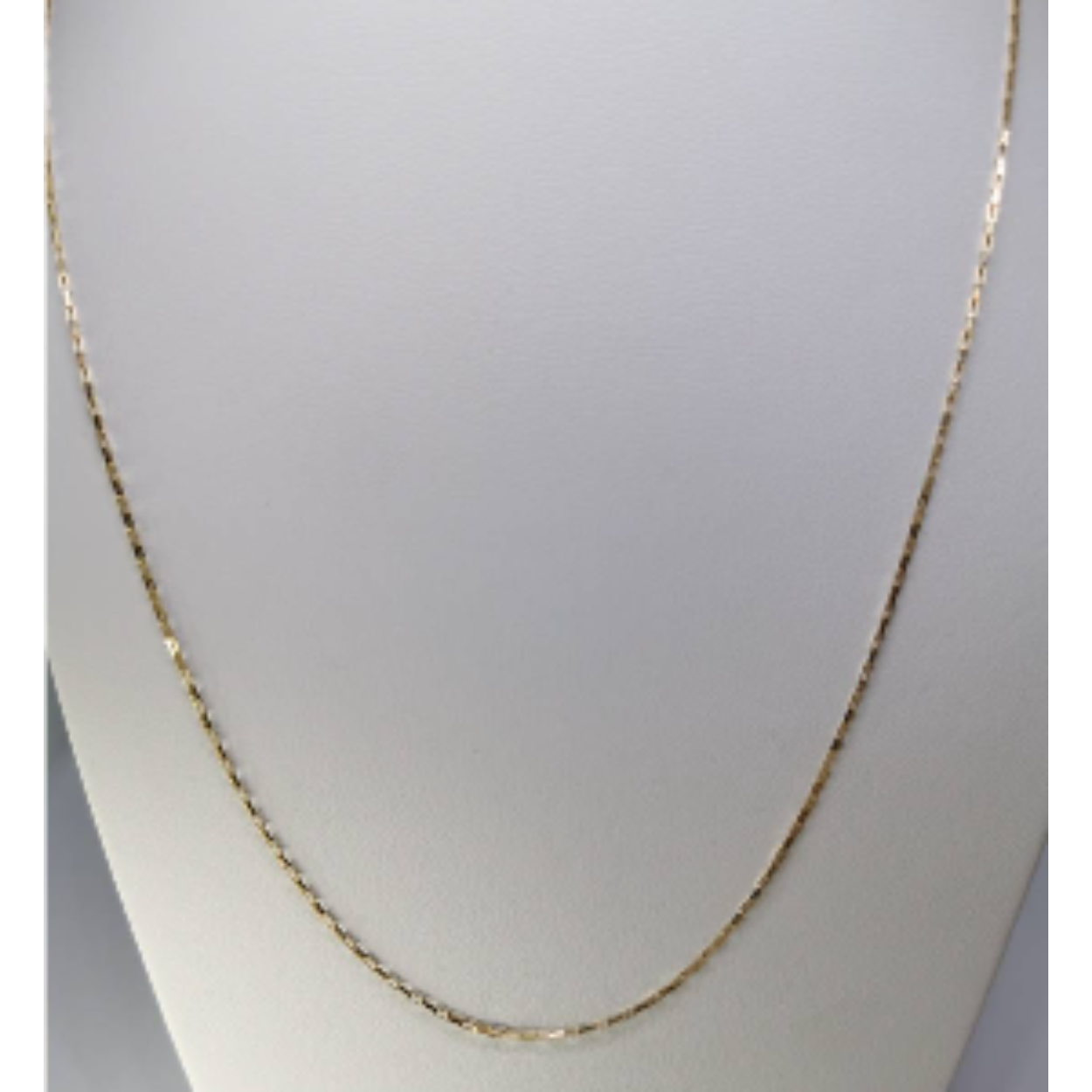 14 Karaat geel gouden collier met lange schakels. De ketting is gebaseerd op een standaard ronde schakelketting , maar dan met uitgerekte schakels in plaats van ronde schakels. Dit geeft een aantrekkelijke lichte en open effect aan het sieraad.

Leuk te combineren met een gouden hanger van onze assortiment.