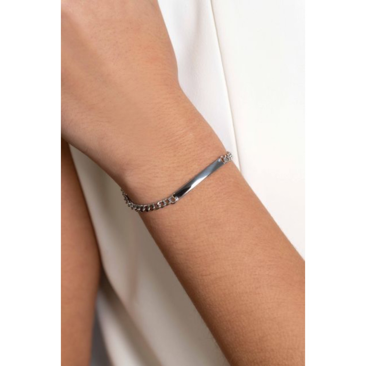 ZINZI zilveren gourmet armband van 4mm breed met plaat, lengte is te variëren tussen 18 en 21cm. De armband is vervaardigd van 925 zilver met extra rodiumlaag.