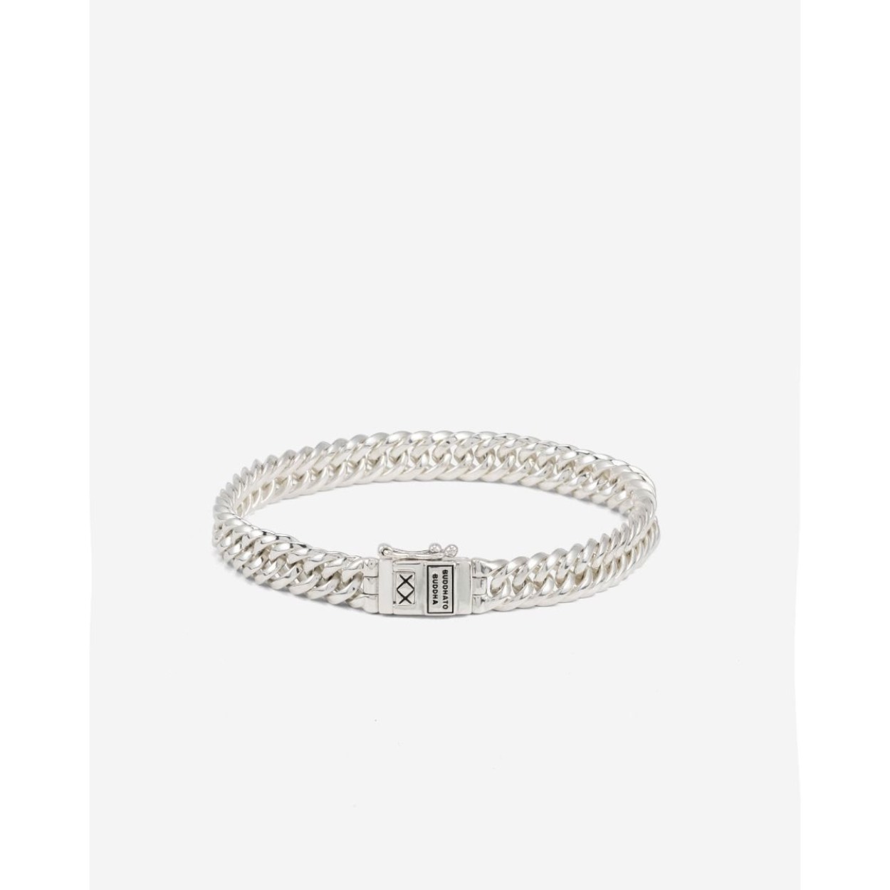 De Armband Chain Mini is een verfijnde en elegante versie van onze iconische Chain-collectie. Vervaardigd van gerecycled 925 sterling zilver, is elke schakel met de hand gemaakt en biedt het een subtiel en prachtig ontwerp. Hoewel kleiner van formaat, behoudt deze armband de stoere uitstraling en het vakmanschap dat Buddha to Buddha siert. Deze armband is handgemaakt in Zuidoost-Azië en is een tijdloos sieraad dat apart gedragen kan worden of in laagjes met andere sieraden.