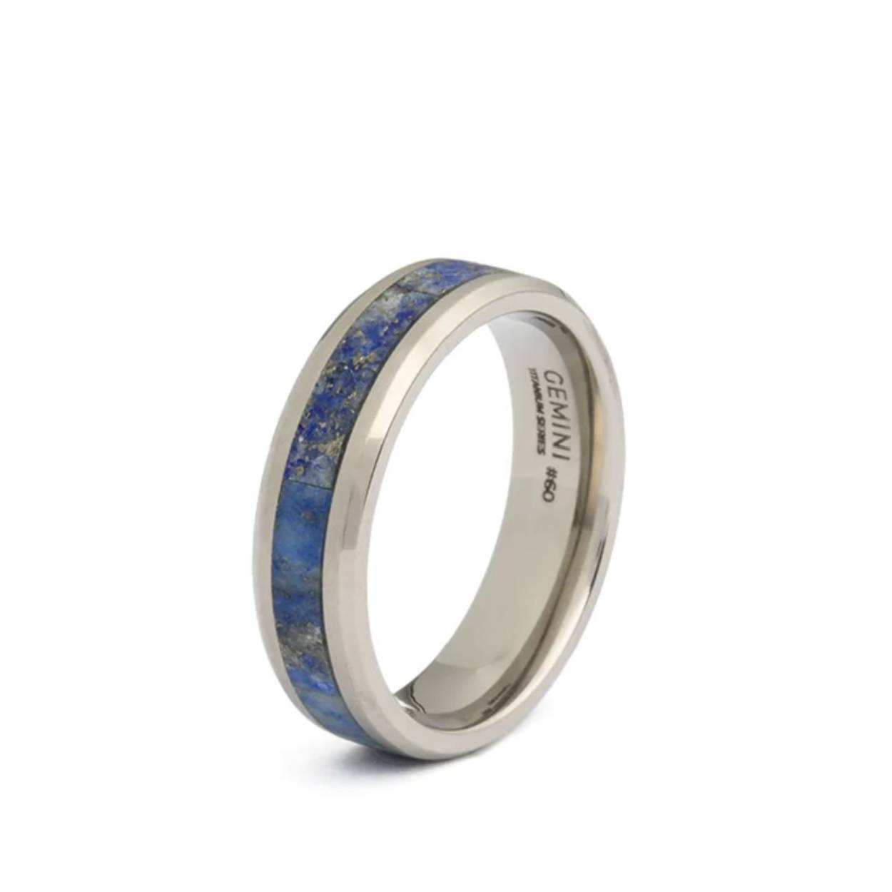 Deze Rota Light Blue ring is gemaakt met titanium en blauwe Lapis Lazuli natuursteen. Deze wordt ook wel de Steen der Wijsheid genoemd en komt vooral voor in Afghanistan. Het maakt je hoofd helderder, heeft een positieve invloed op je houding en stimuleert je verbinding met andere mensen.

Waarom hebben we voor titanium gekozen?
- Het is vederlicht
- Het is supersterk
- Het is een exclusief materiaal dat ook wordt gebruikt in raceauto's, motorboten en ruimtevaart

De ring heeft een comfortabele pasvorm en is zeer comfortabel om te dragen. Door het lichtgewicht titanium draag je deze ring zonder problemen dag in dag uit.

De naam 'Rota' is afgeleid van het Latijn en betekent 'wiel'. Het is een subtiele verwijzing naar de dubbele ronde afwerking aan de buitenzijde van deze titanium ring. 