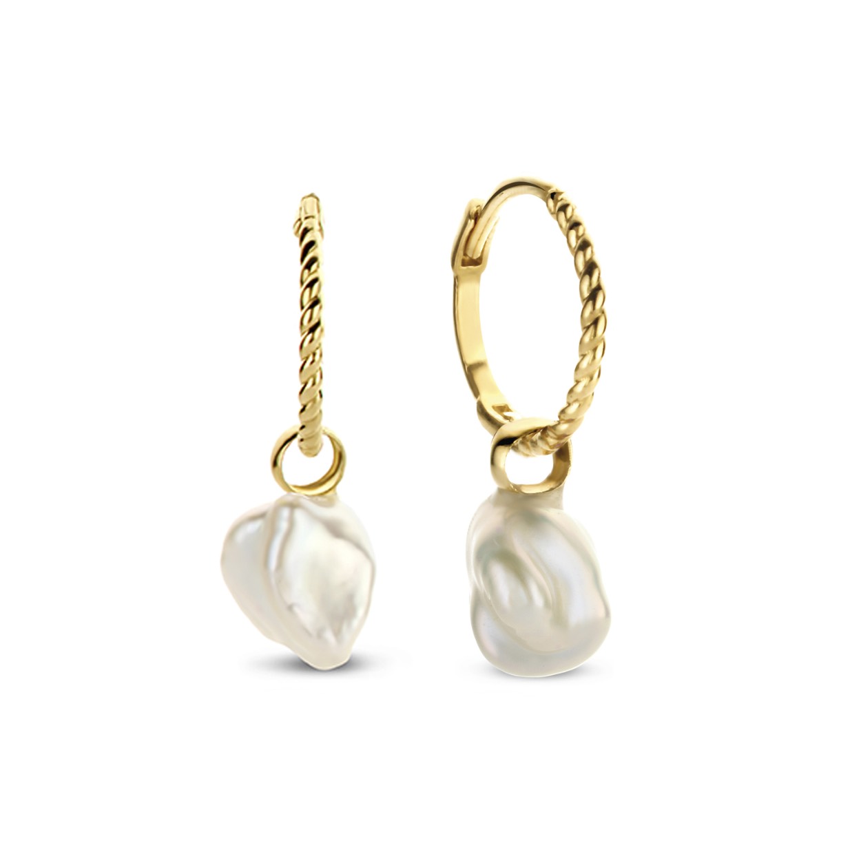 Pearl of Marrakech Earrings
Een unieke toevoeging aan je oorbellencollectie, de Pearl of Marrakech Earrings! Gemaakt van 14K goud en mooi in combinatie met de andere sieraden van Jackie.

Fijne 14 karaats sieraden, waarbij layering en stacking centraal staan: Jackie! Elk ontwerp is tijdloos en verfijnd, handgemaakt met echt vakmanschap. Voor de collectie van Jackie heb ik mij laten inspireren door vrouwen in de meest bruisende steden van de wereld. Voor sieraden is slechts één regel van toepassing: ‘more=more’. Creëer de mooiste combinaties! Drie colliers, twee armbanden en zes ringen aan één hand, zijn geen uitzondering.

Specificaties
- Oorringen met hanger
- Materiaal: 14 Karaat - Geelgoud - 585
- Diameter oorring: 10mm
- Afmeting hanger: 7mm
- Artikelnummer: JKE21.153